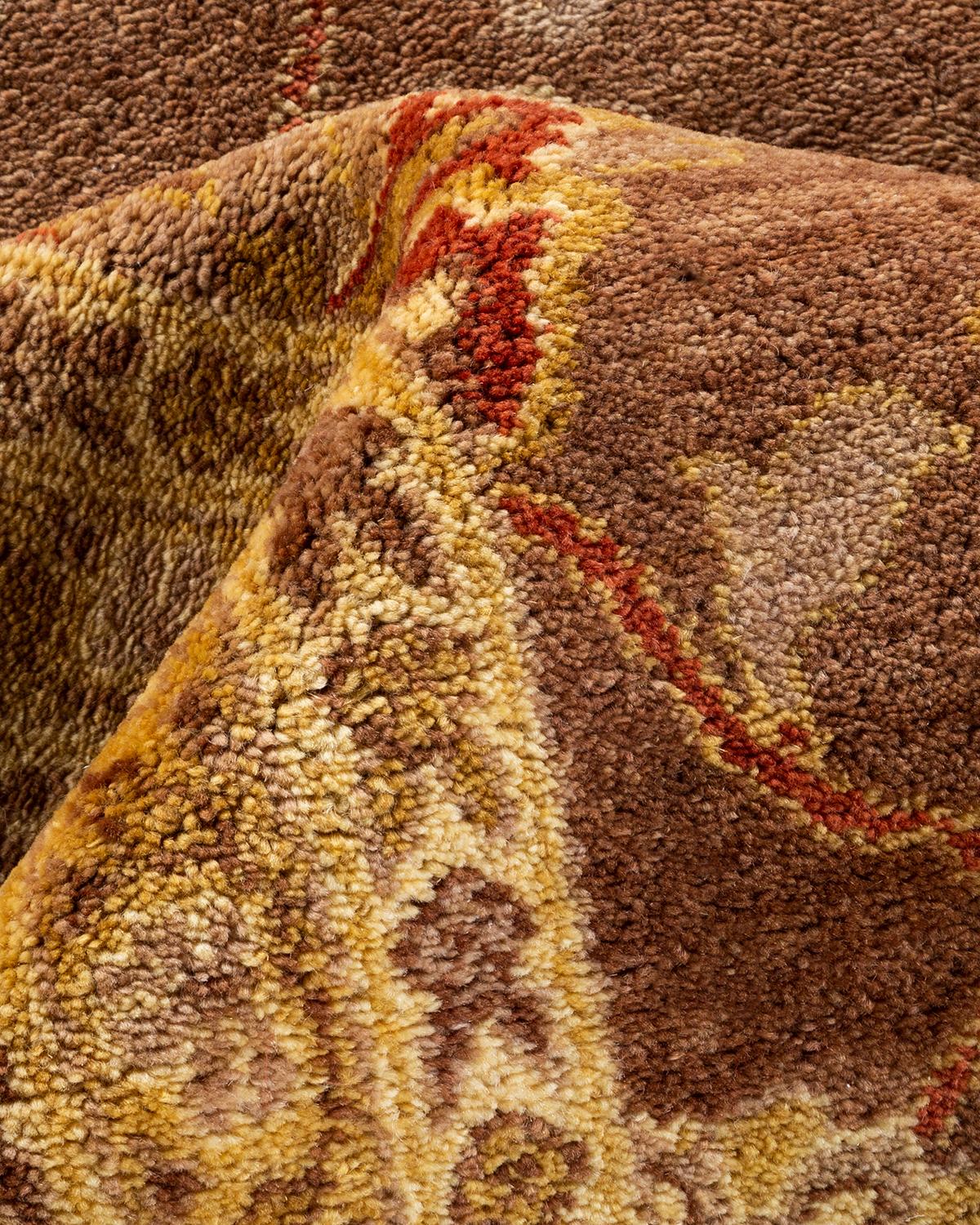 Tapis marron éclectique noué à la main, unique en son genre, à motifs floraux en vente 1