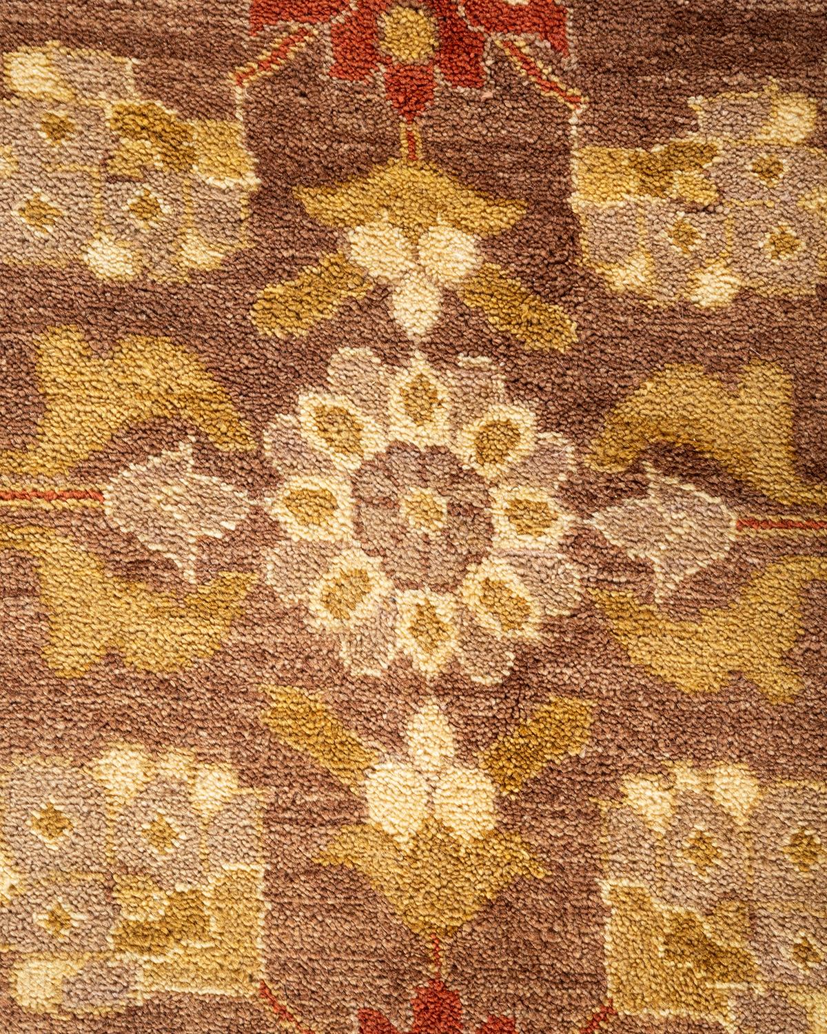 Pakistanais Tapis marron éclectique noué à la main, unique en son genre, à motifs floraux en vente