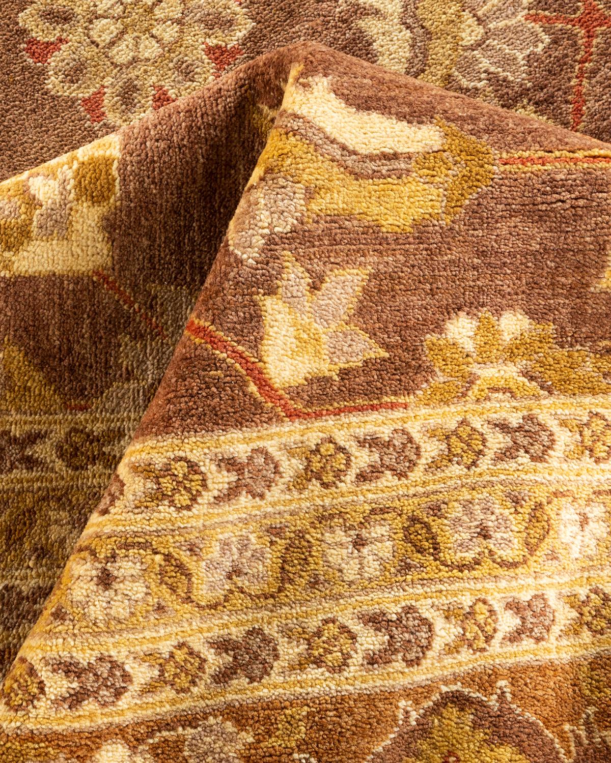 Tapis marron éclectique noué à la main, unique en son genre, à motifs floraux en vente 1
