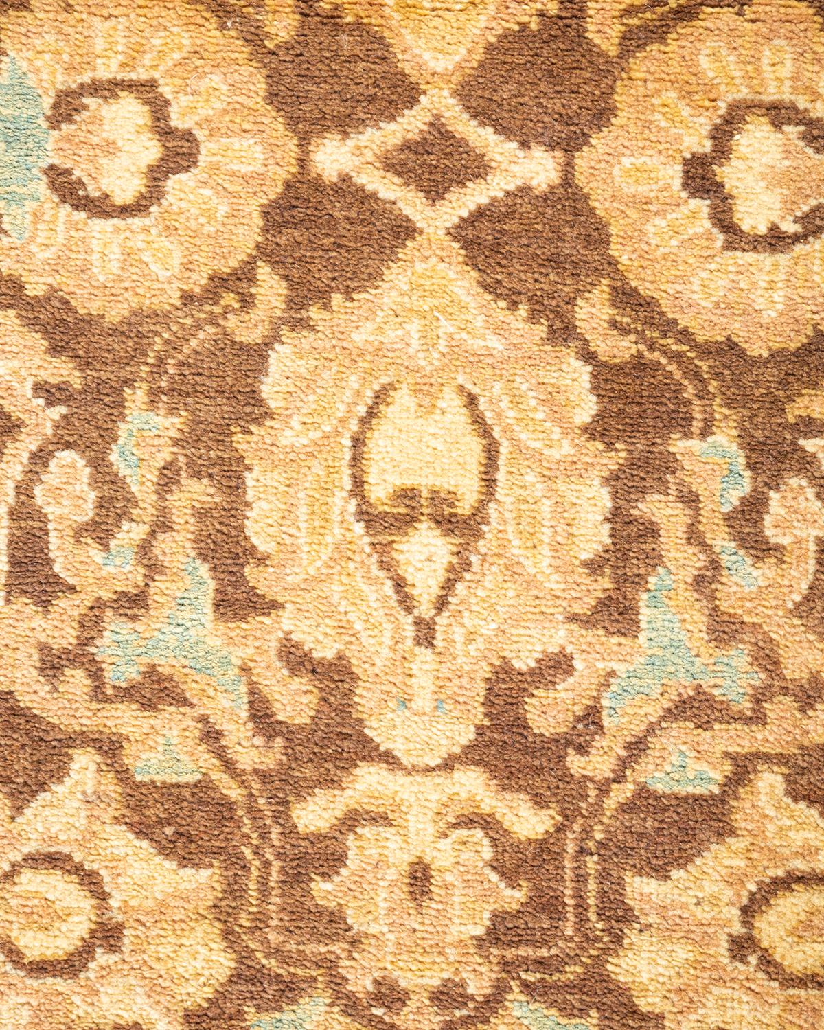 Pakistanais Tapis marron éclectique noué à la main, unique en son genre, à motifs floraux en vente
