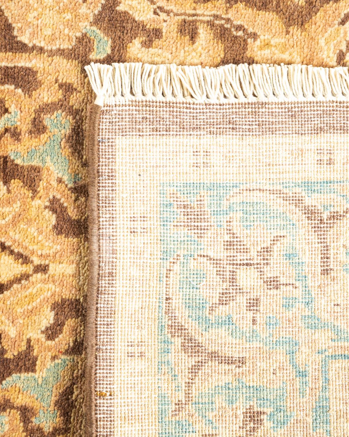 XXIe siècle et contemporain Tapis marron éclectique noué à la main, unique en son genre, à motifs floraux en vente