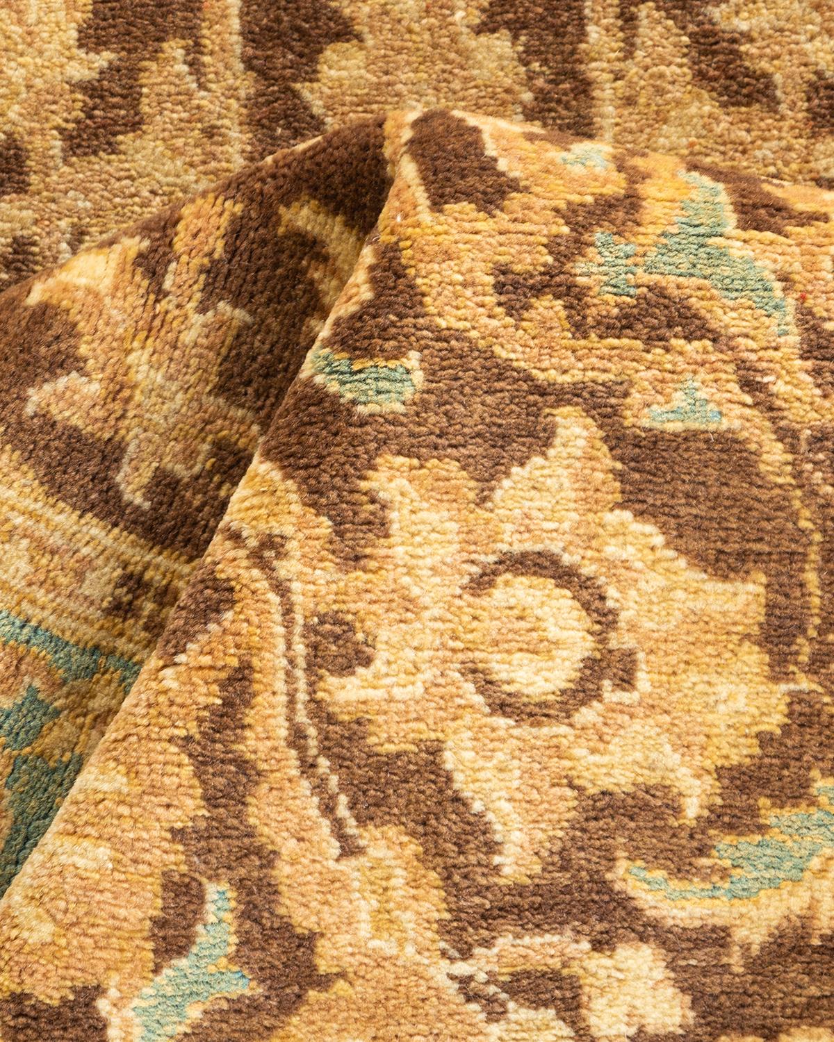 Tapis marron éclectique noué à la main, unique en son genre, à motifs floraux en vente 1