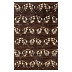 Tapis marron éclectique noué à la main, unique en son genre, à motifs floraux