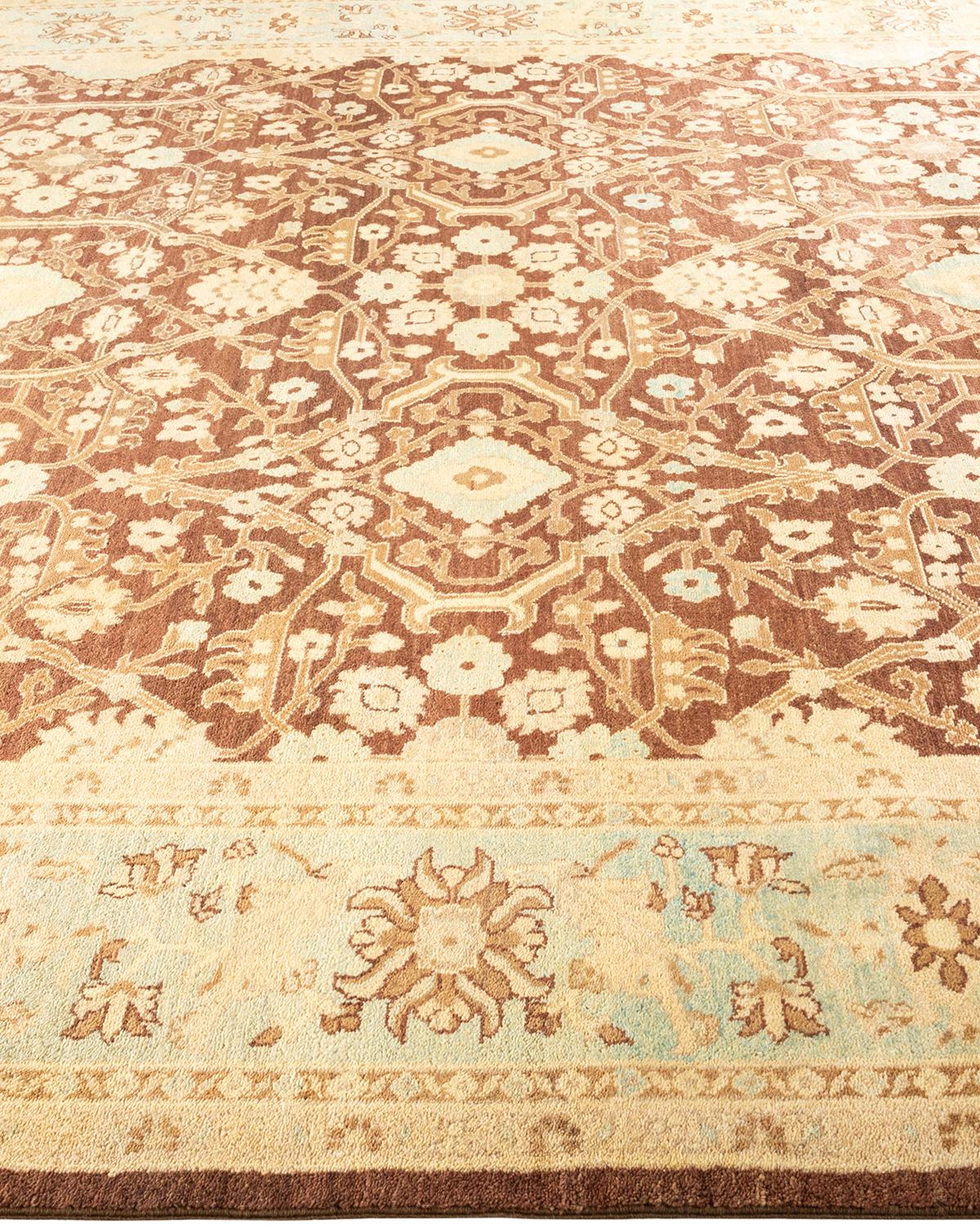 Handgeknüpfter, eklektischer, brauner Teppich mit Blumenmuster, Unikat im Zustand „Neu“ im Angebot in Norwalk, CT