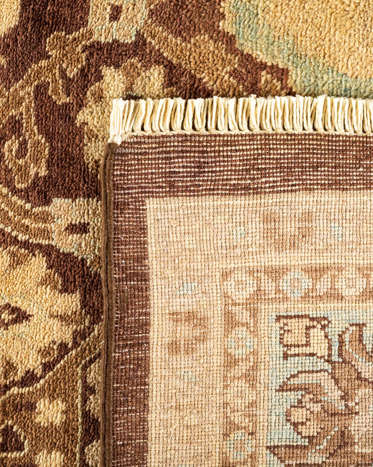 Handgeknüpfter, eklektischer, brauner Teppich mit Blumenmuster, Unikat (21. Jahrhundert und zeitgenössisch) im Angebot