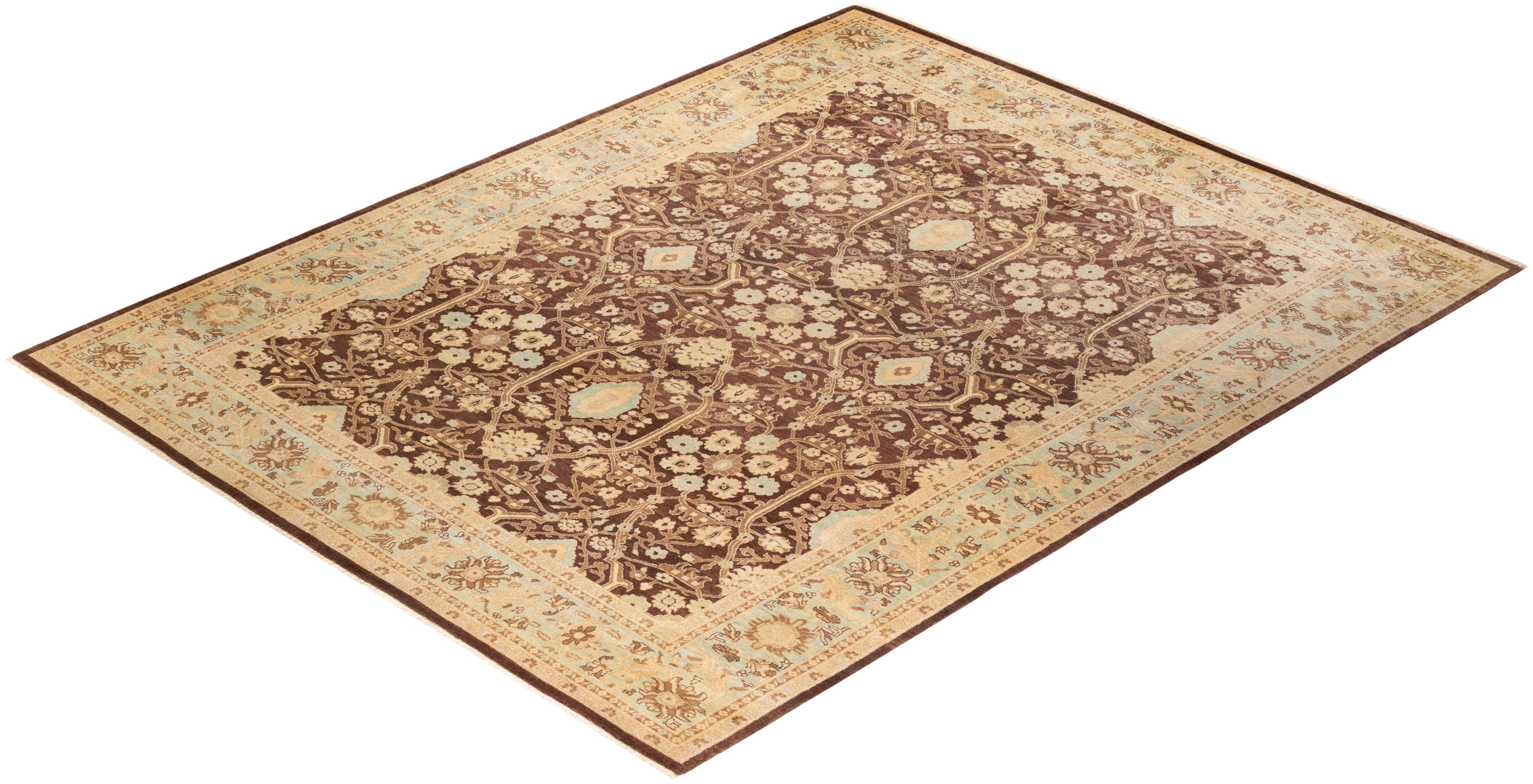 Handgeknüpfter, eklektischer, brauner Teppich mit Blumenmuster, Unikat im Angebot 2