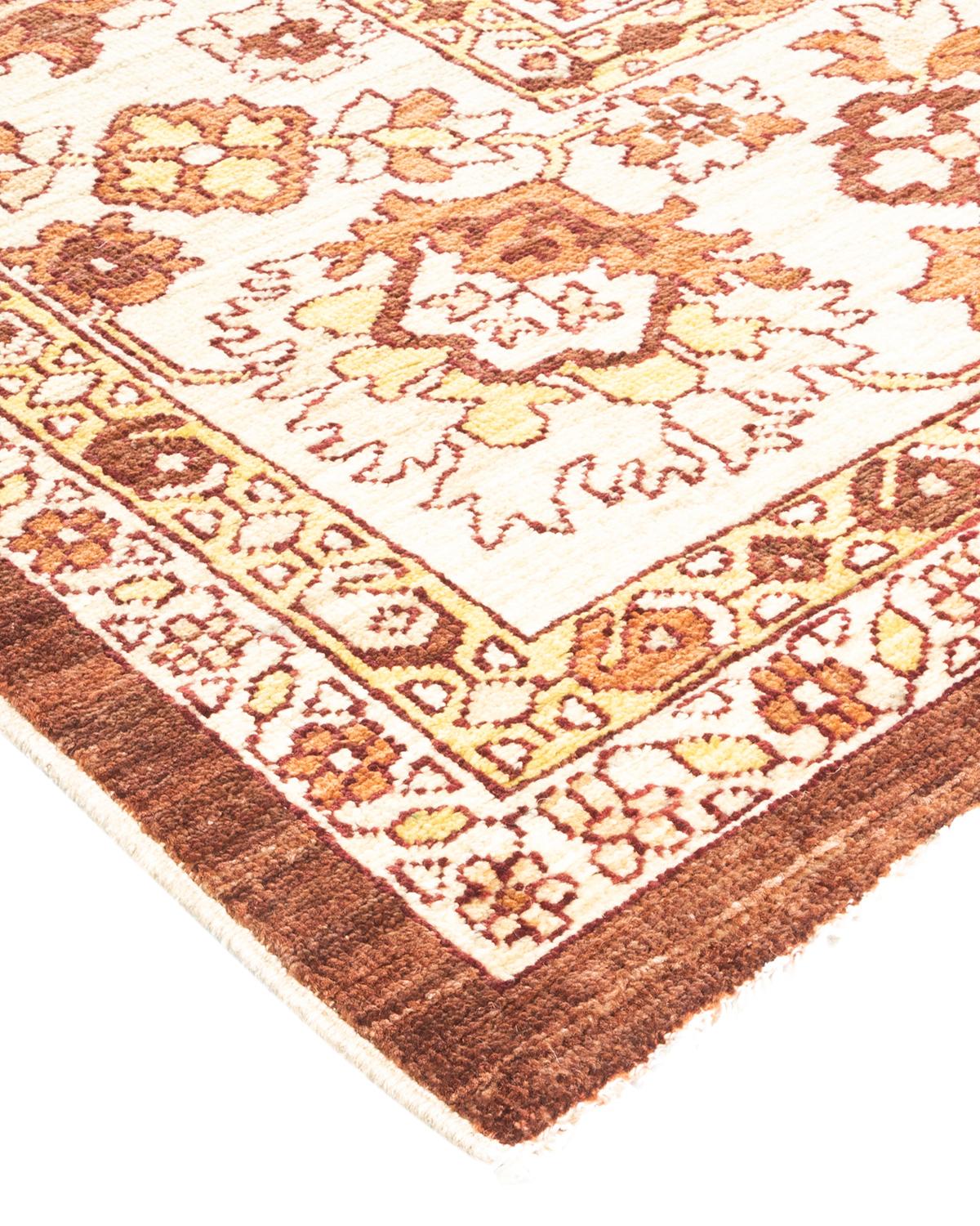 Avec un amalgame de tailles et d'influences esthétiques allant de l'art déco à Rorschach et au modernisme, les tapis de la collection Eclectic défient toute définition, demandant plutôt à devenir des points focaux intrigants d'une pièce. Ils sont à