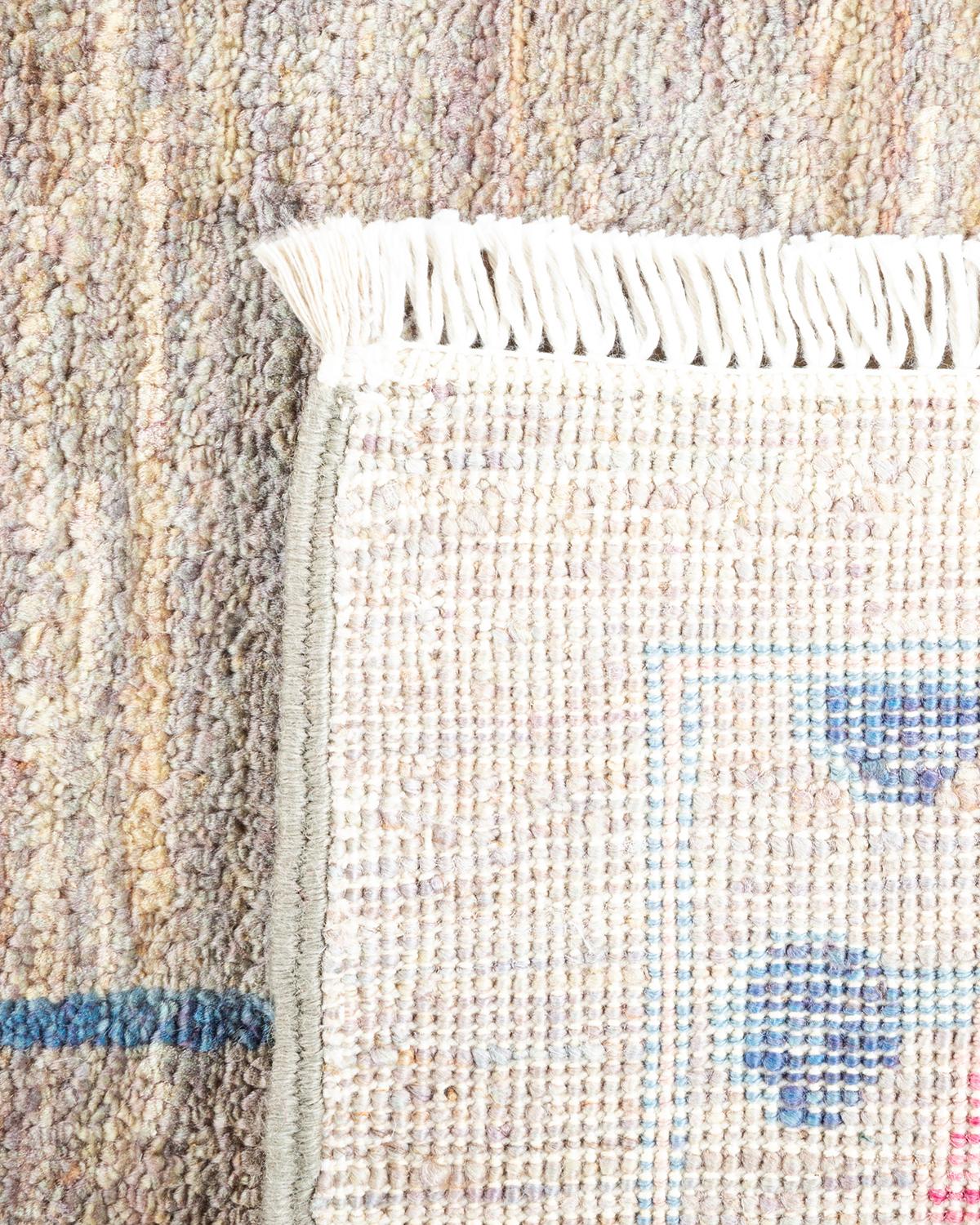 XXIe siècle et contemporain Tapis gris éclectique noué à la main, unique en son genre, à motifs floraux en vente