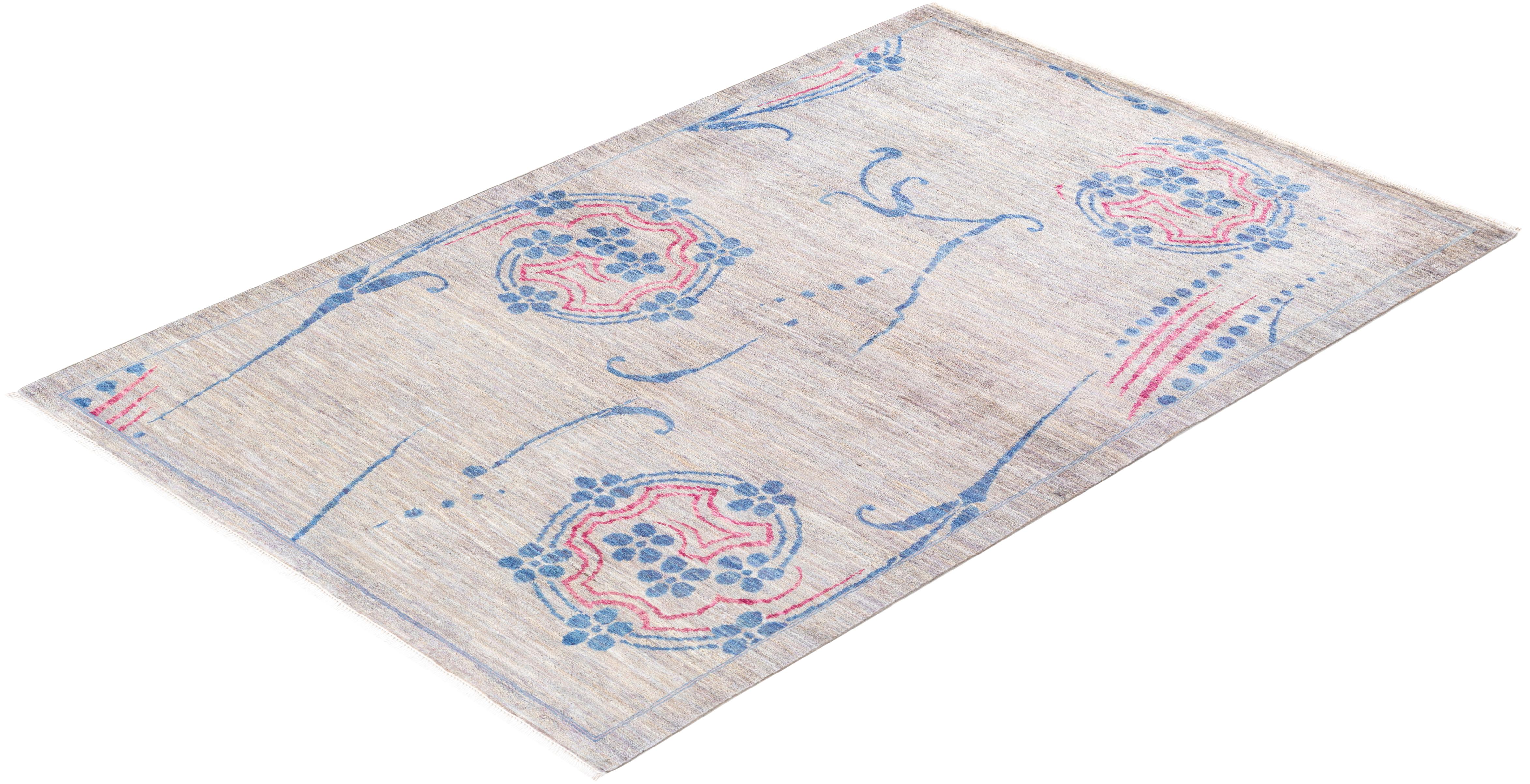 Tapis gris éclectique noué à la main, unique en son genre, à motifs floraux en vente 2