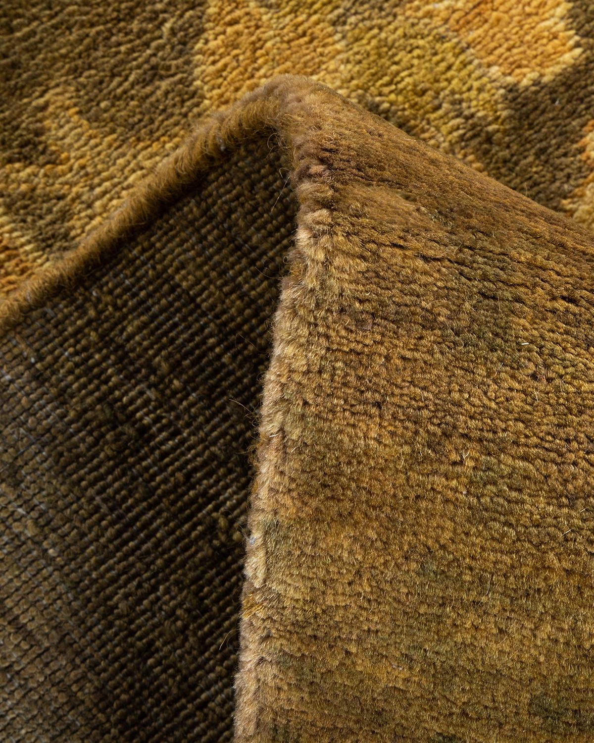 Laine Tapis vert éclectique noué à la main à motifs floraux, unique en son genre en vente