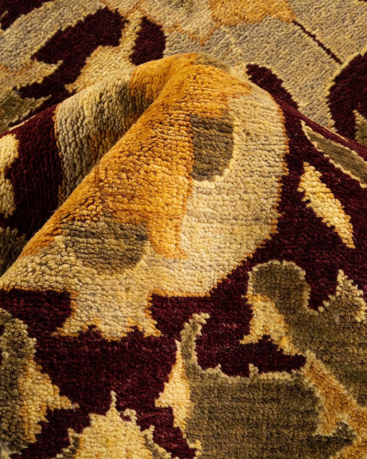Tapis vert éclectique noué à la main à motifs floraux, unique en son genre en vente 1