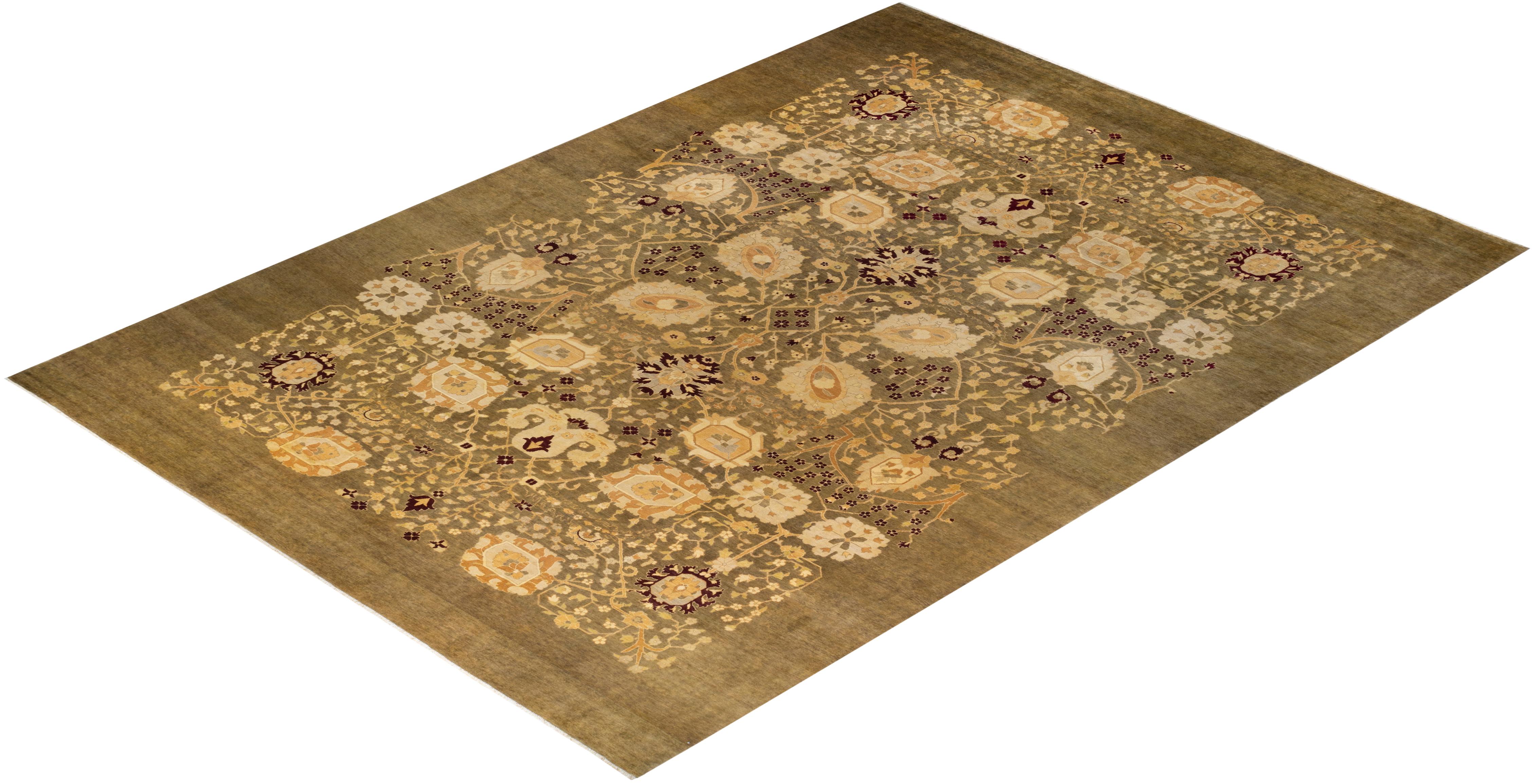 Tapis vert éclectique noué à la main à motifs floraux, unique en son genre en vente 2