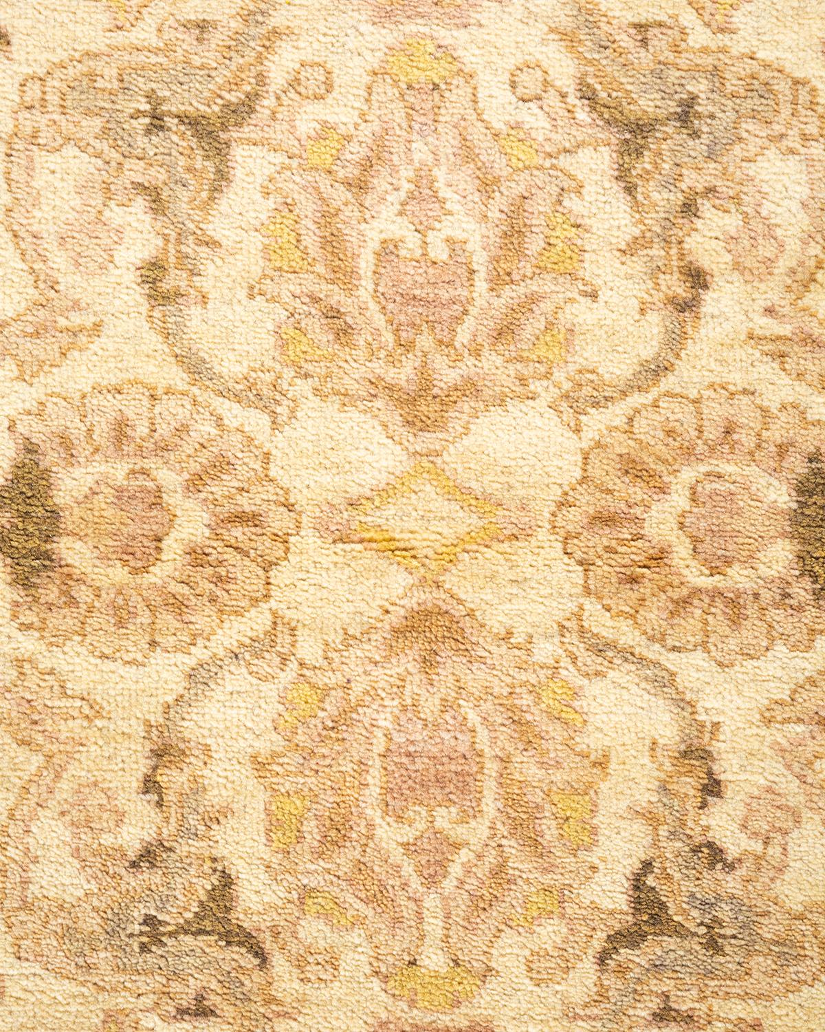 Pakistanais Tapis ivoire éclectique noué à la main, unique en son genre, à motifs floraux en vente
