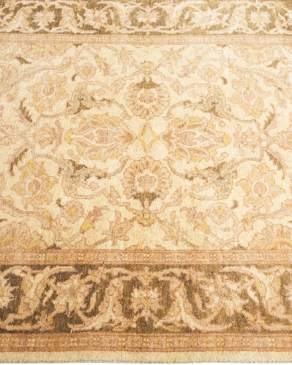 Tapis ivoire éclectique noué à la main, unique en son genre, à motifs floraux Neuf - En vente à Norwalk, CT