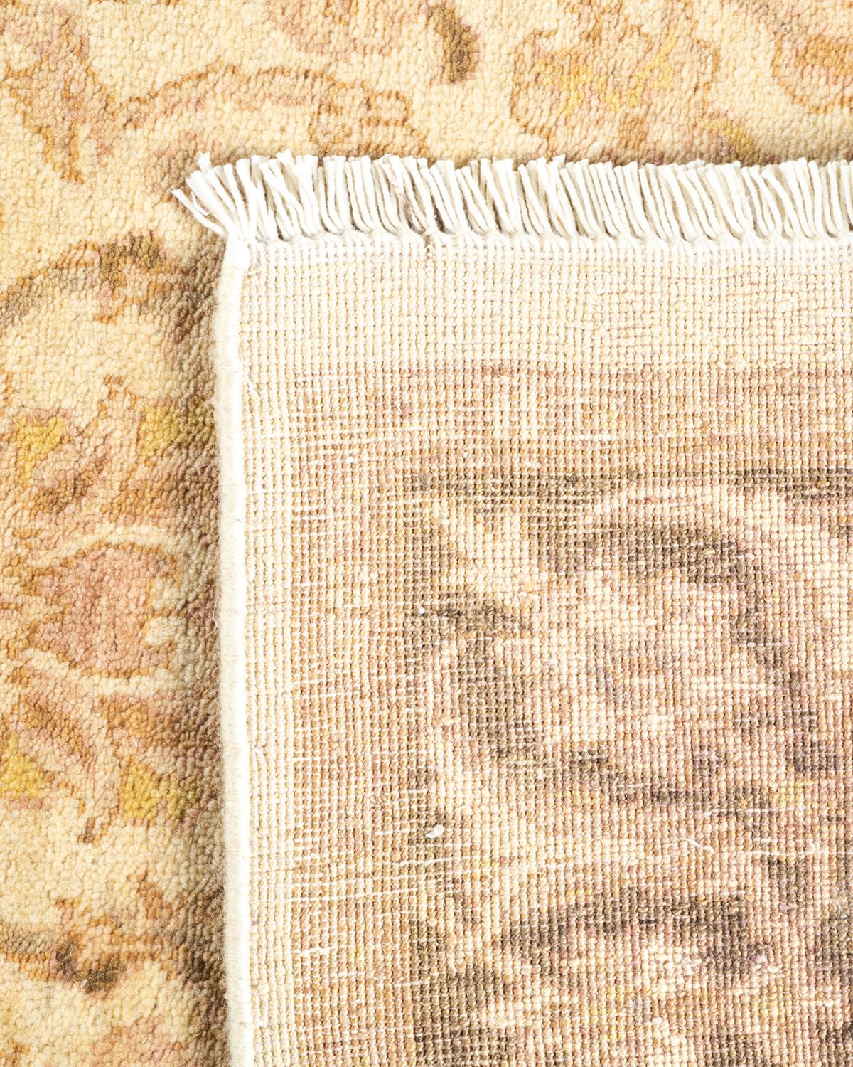 XXIe siècle et contemporain Tapis ivoire éclectique noué à la main, unique en son genre, à motifs floraux en vente