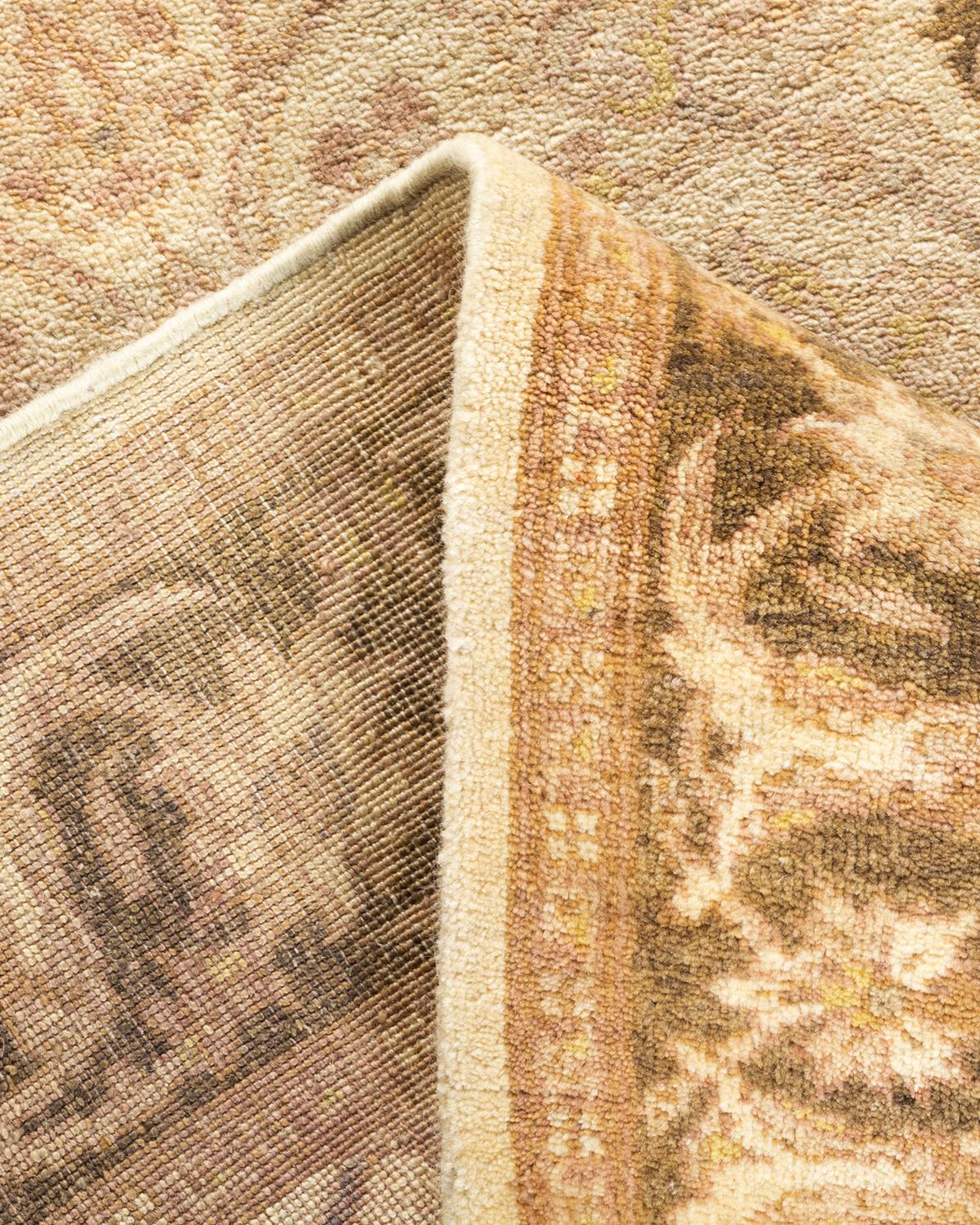 Laine Tapis ivoire éclectique noué à la main, unique en son genre, à motifs floraux en vente