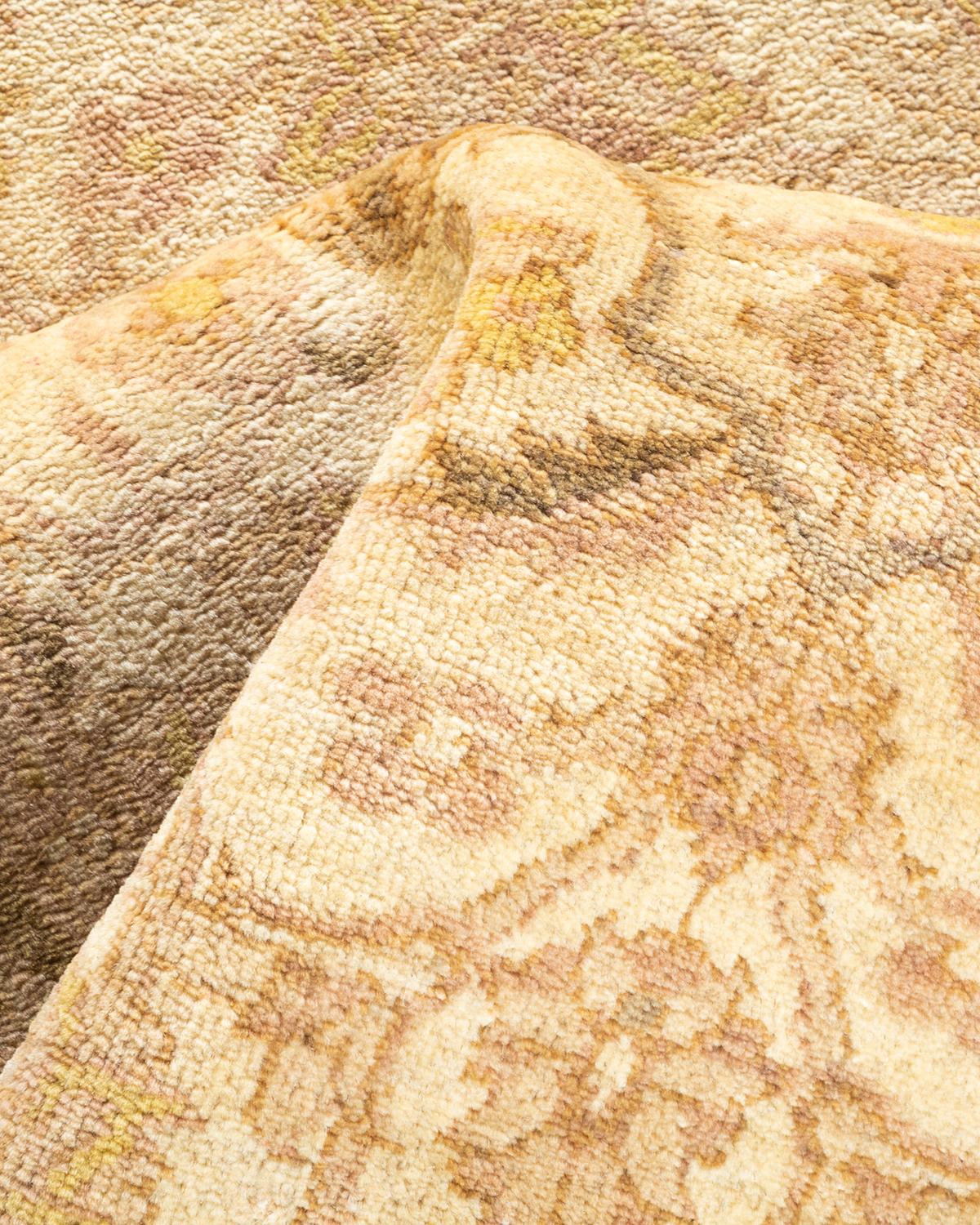 Tapis ivoire éclectique noué à la main, unique en son genre, à motifs floraux en vente 1