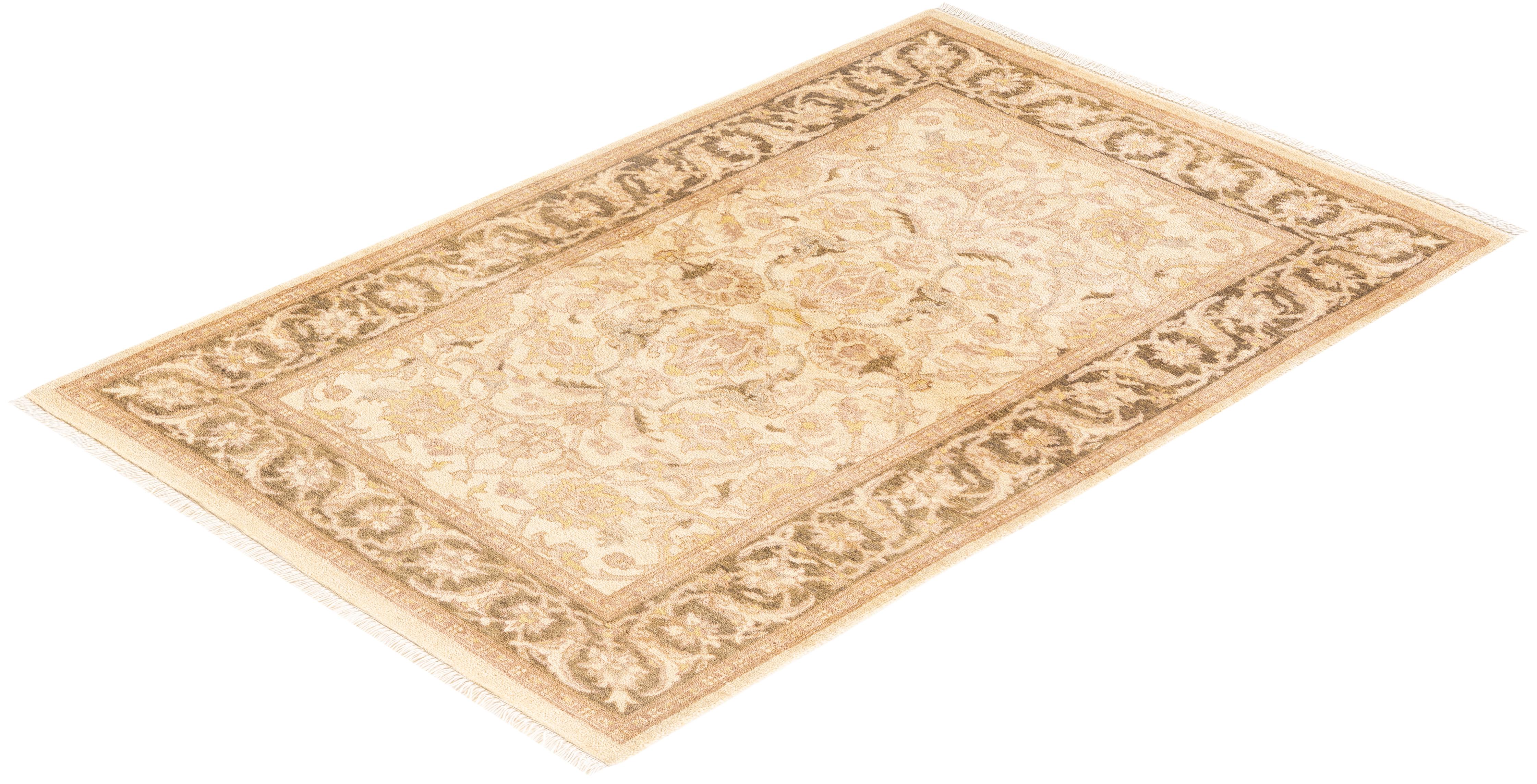 Tapis ivoire éclectique noué à la main, unique en son genre, à motifs floraux en vente 2