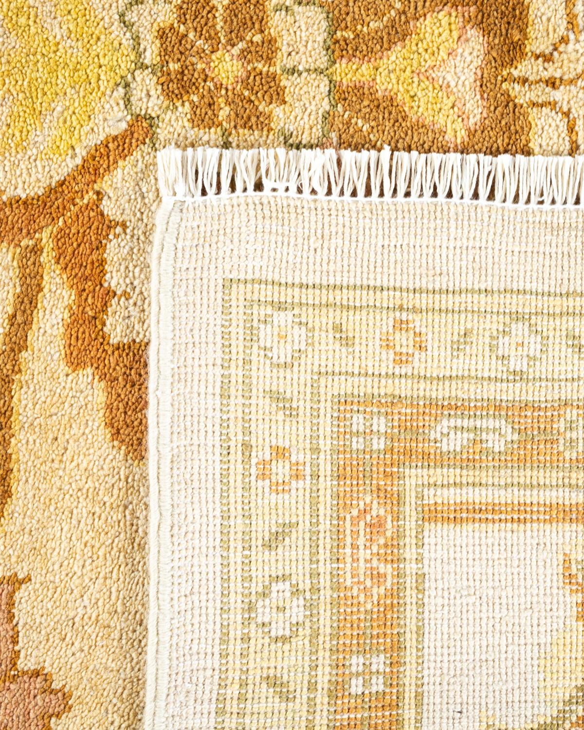 XXIe siècle et contemporain Tapis ivoire éclectique noué à la main, unique en son genre, à motifs floraux en vente