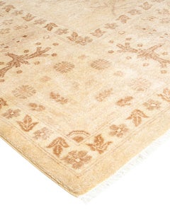 Tapis ivoire éclectique noué à la main, unique en son genre, à motifs floraux