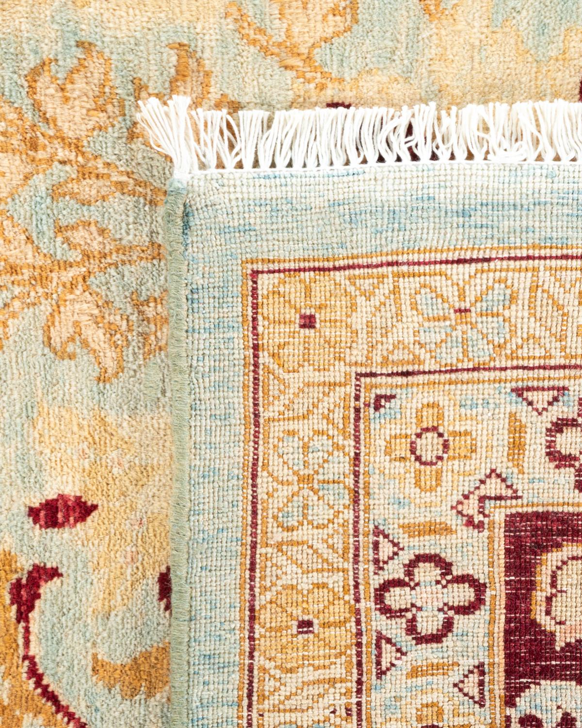 XXIe siècle et contemporain Tapis bleu clair éclectique noué à la main, unique en son genre, à motifs floraux en vente