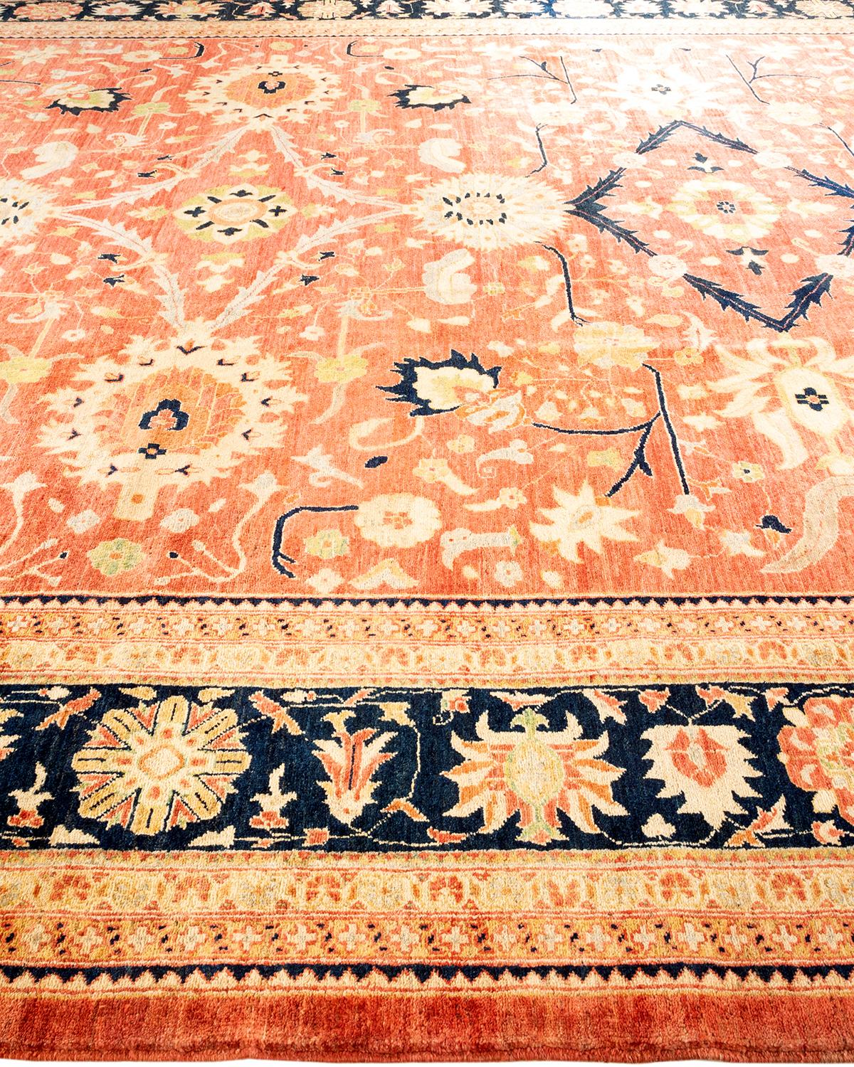 Handgeknüpfter, eklektischer orangefarbener Teppich mit Blumenmuster, Unikat (Pakistanisch) im Angebot