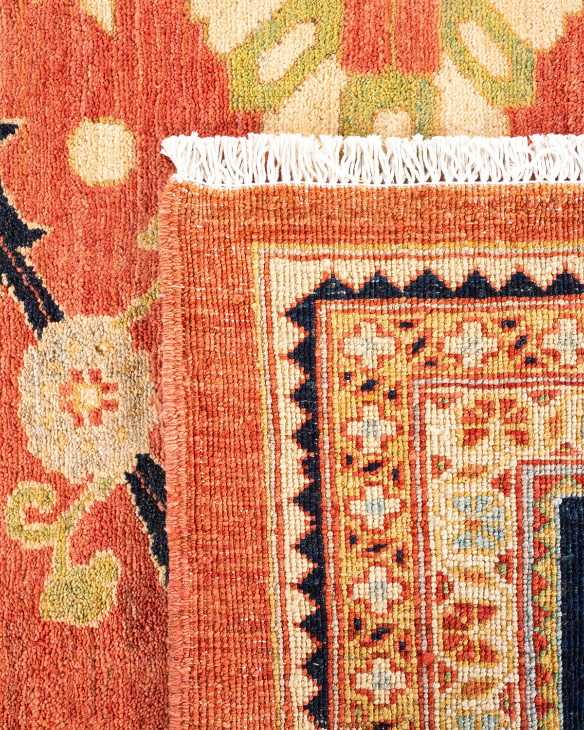 Handgeknüpfter, eklektischer orangefarbener Teppich mit Blumenmuster, Unikat (21. Jahrhundert und zeitgenössisch) im Angebot