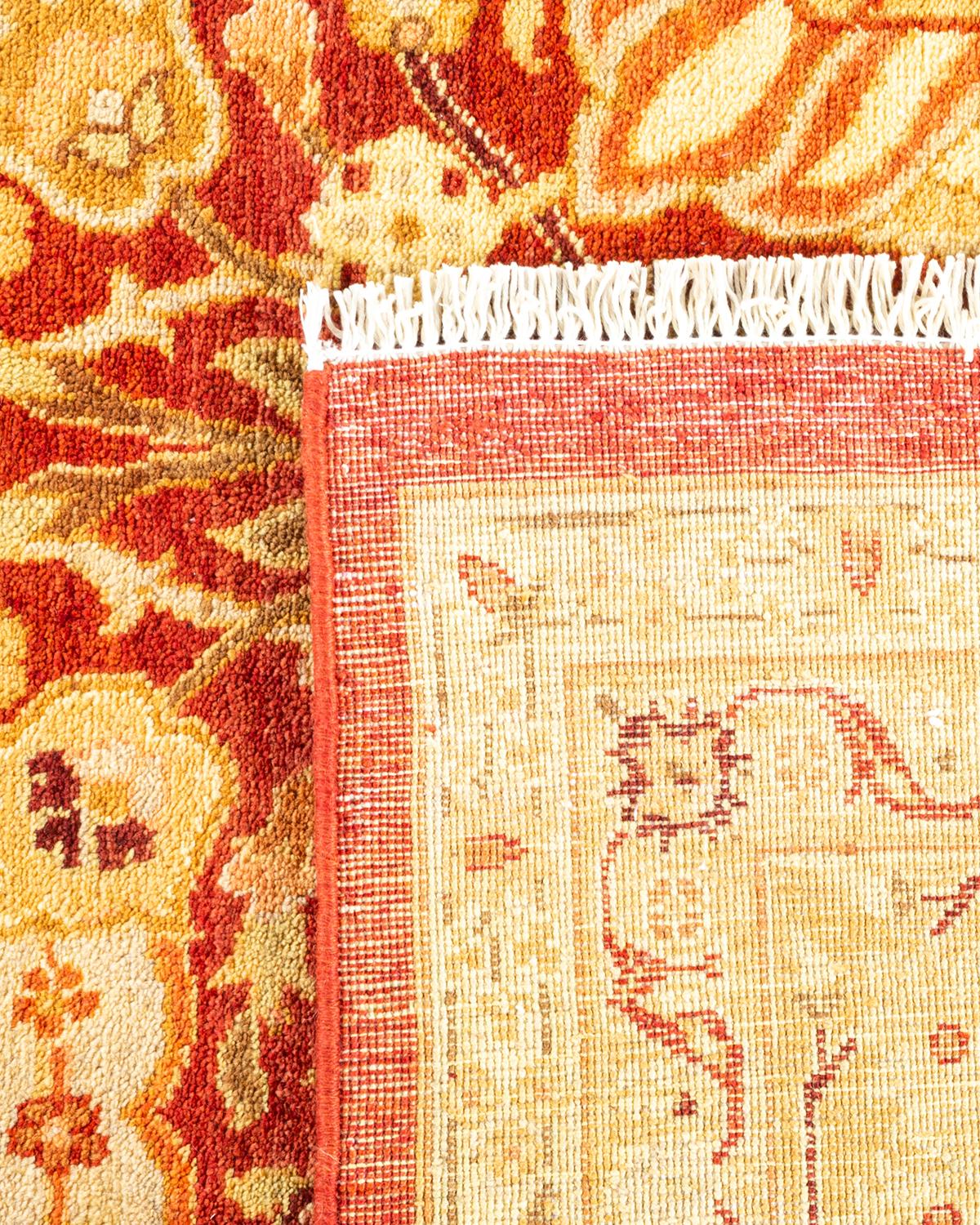 Handgeknüpfter, eklektischer orangefarbener Teppich mit Blumenmuster, Unikat (21. Jahrhundert und zeitgenössisch) im Angebot