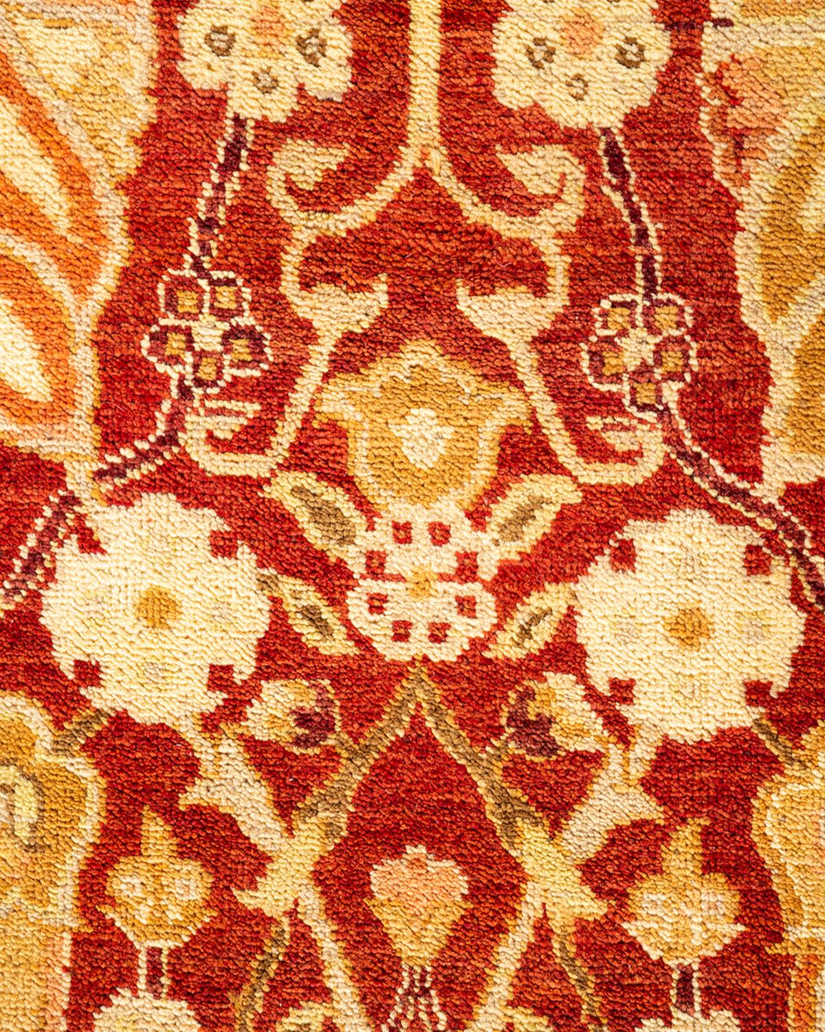Pakistanais Tapis rouge éclectique noué à la main, unique en son genre, à motifs floraux en vente