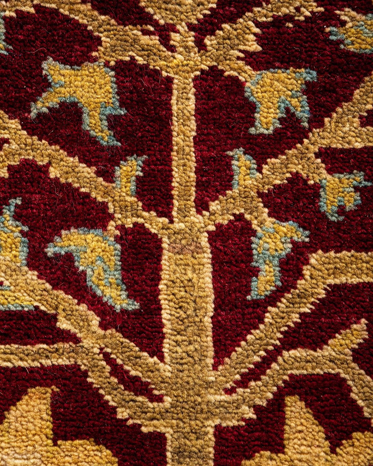 Pakistanais Tapis rouge éclectique noué à la main, unique en son genre, à motifs floraux en vente