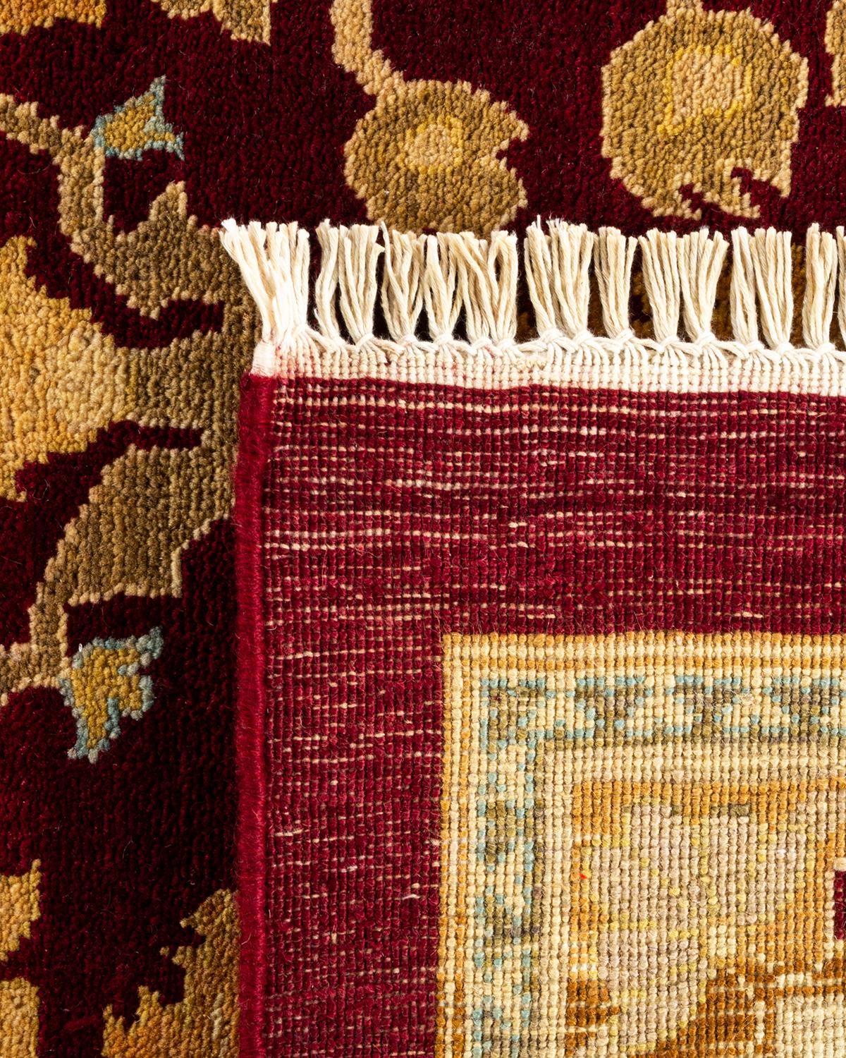 XXIe siècle et contemporain Tapis rouge éclectique noué à la main, unique en son genre, à motifs floraux en vente