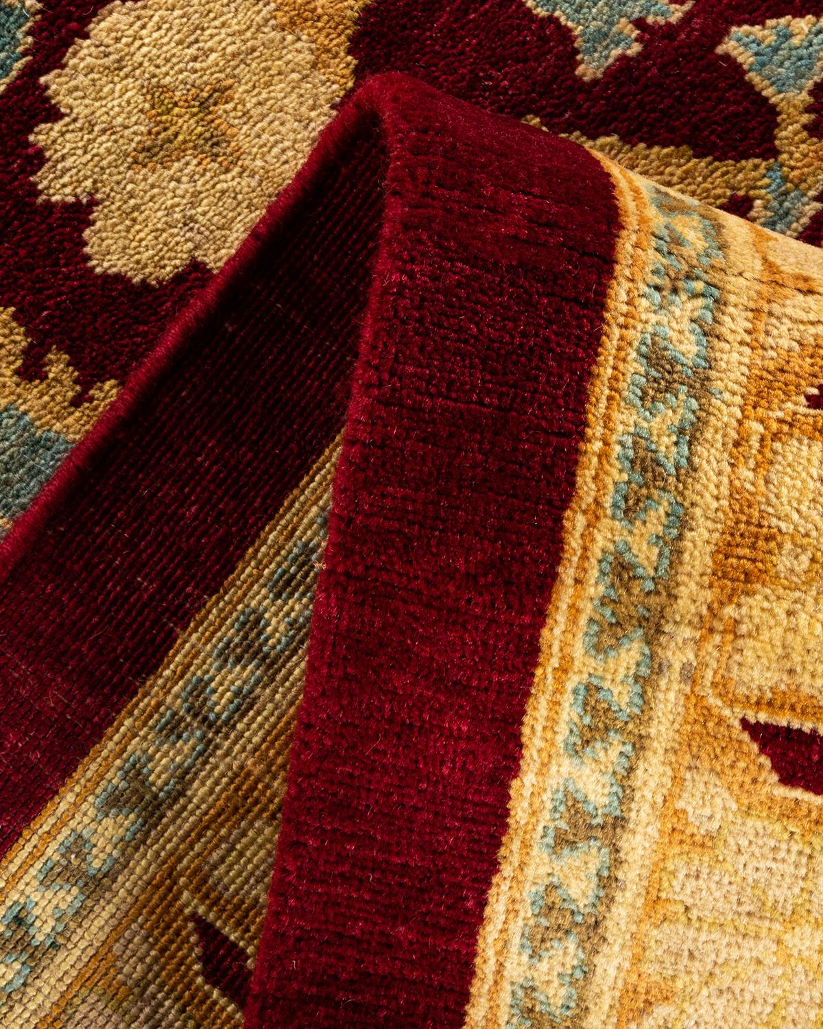 Laine Tapis rouge éclectique noué à la main, unique en son genre, à motifs floraux en vente