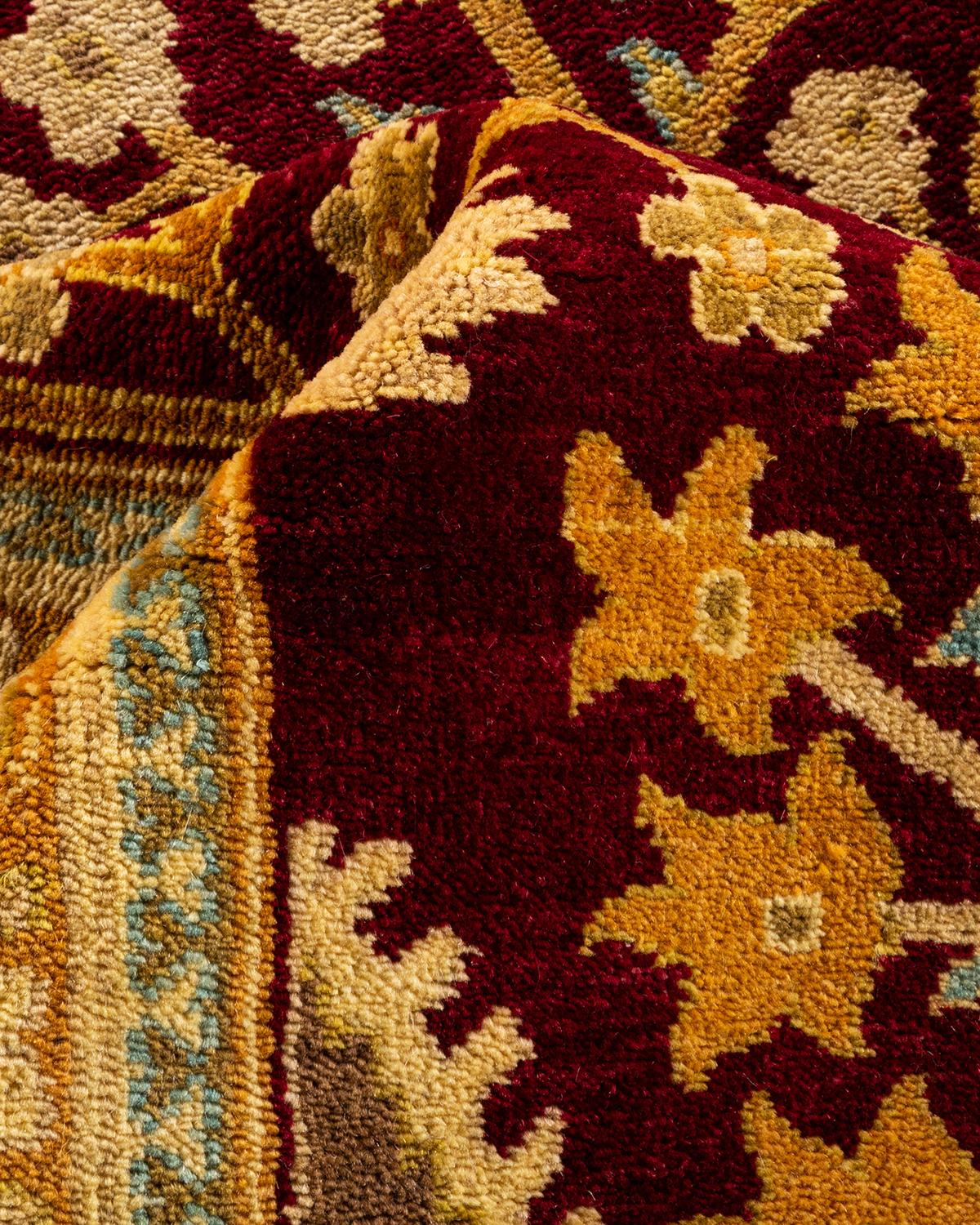 Tapis rouge éclectique noué à la main, unique en son genre, à motifs floraux en vente 1