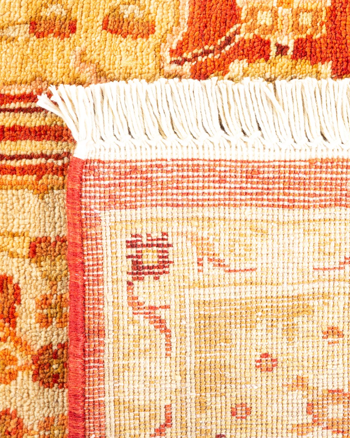 Handgeknüpfter, eklektischer roter Teppich mit Blumenmuster, Unikat (21. Jahrhundert und zeitgenössisch) im Angebot