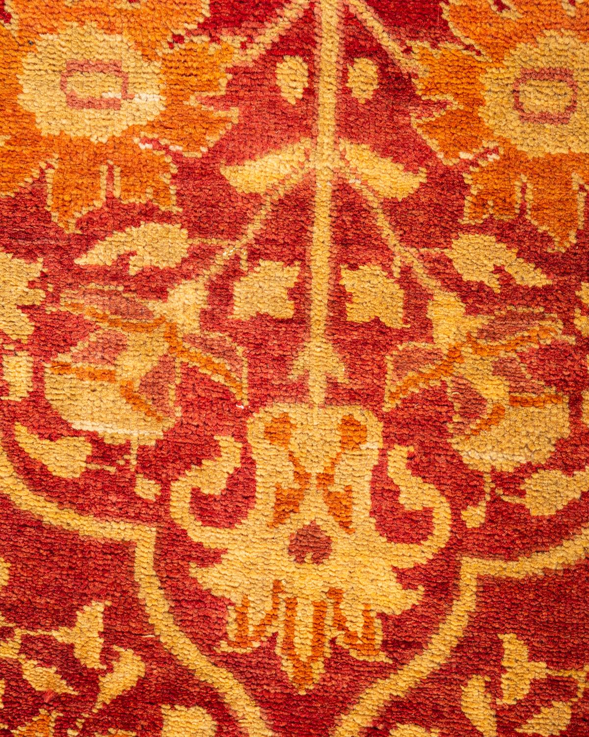 Pakistanais Tapis rouge éclectique noué à la main à motifs floraux, unique en son genre en vente