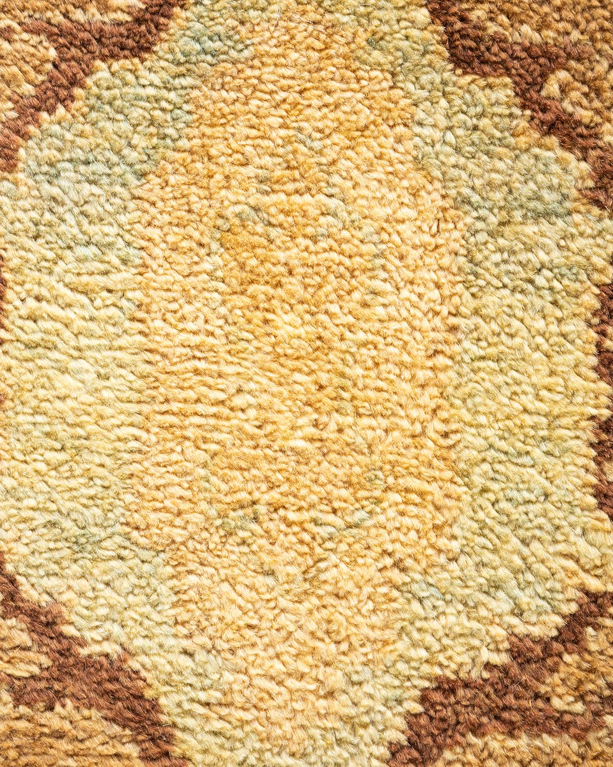 Pakistanais Tapis rouge éclectique noué à la main à motifs floraux, unique en son genre en vente