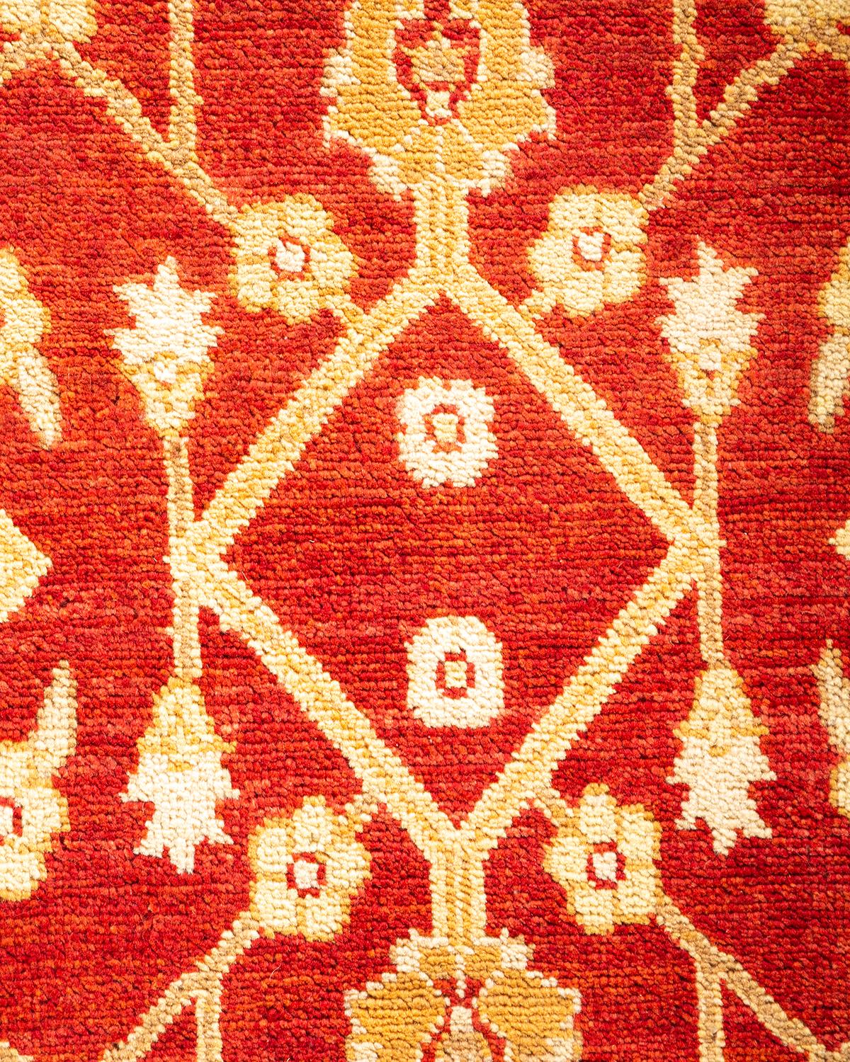 Pakistanais Tapis rouge éclectique noué à la main, unique en son genre, à motifs floraux en vente