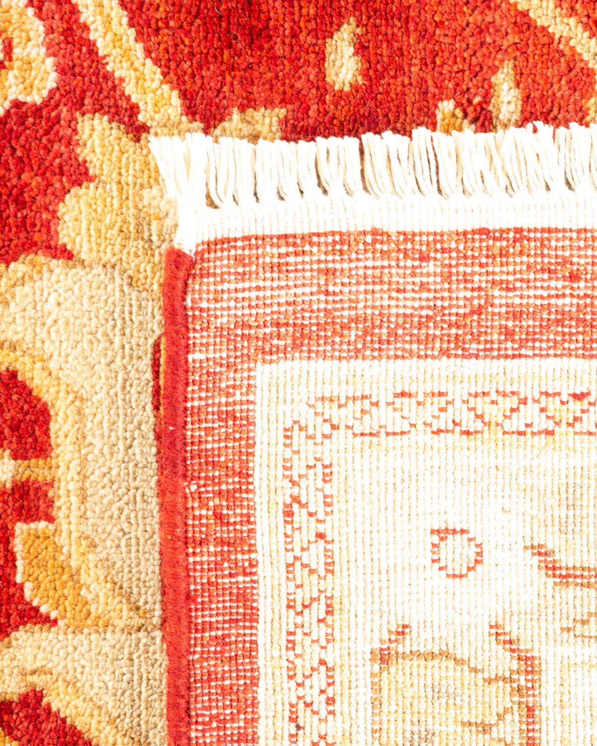XXIe siècle et contemporain Tapis rouge éclectique noué à la main, unique en son genre, à motifs floraux en vente