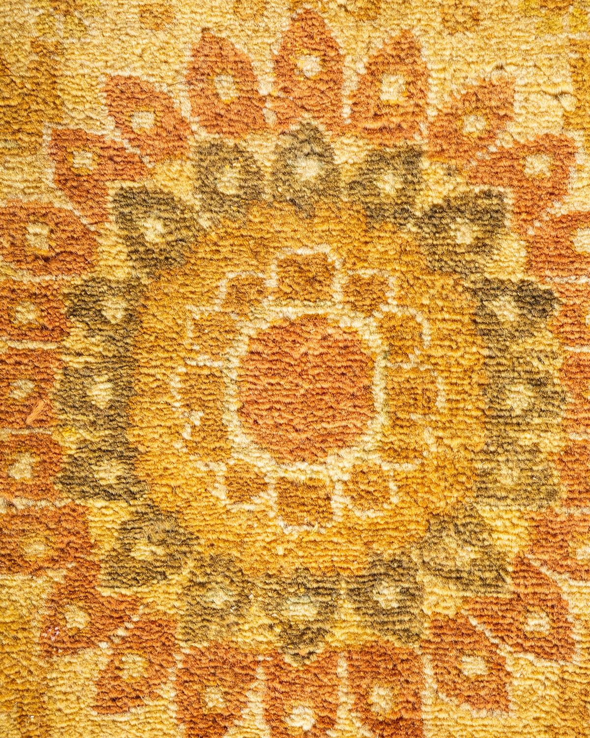 Pakistanais Tapis Mogul marron à motifs floraux noués à la main, unique en son genre en vente