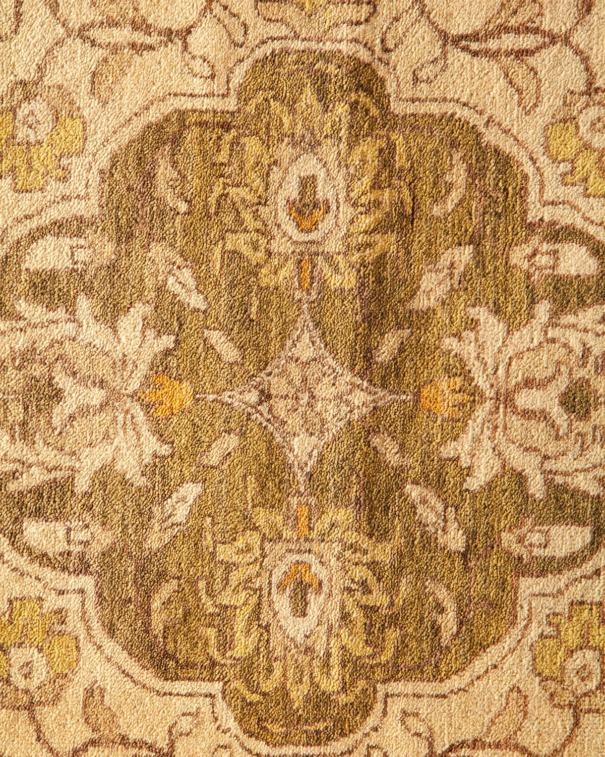Pakistanais Tapis Mogul vert à fleurs noué à la main unique en son genre en vente