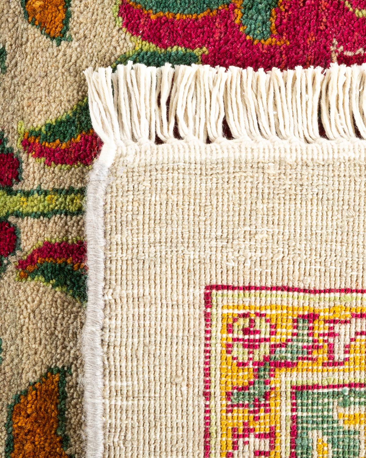 Handgeknüpfter elfenbeinfarbener Mogul-Teppich mit Blumenmuster, Unikat (21. Jahrhundert und zeitgenössisch) im Angebot