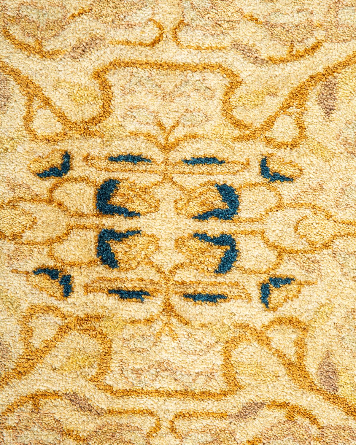 Pakistanais Tapis Mogul ivoire à fleurs noué à la main - Exemplaire unique en vente
