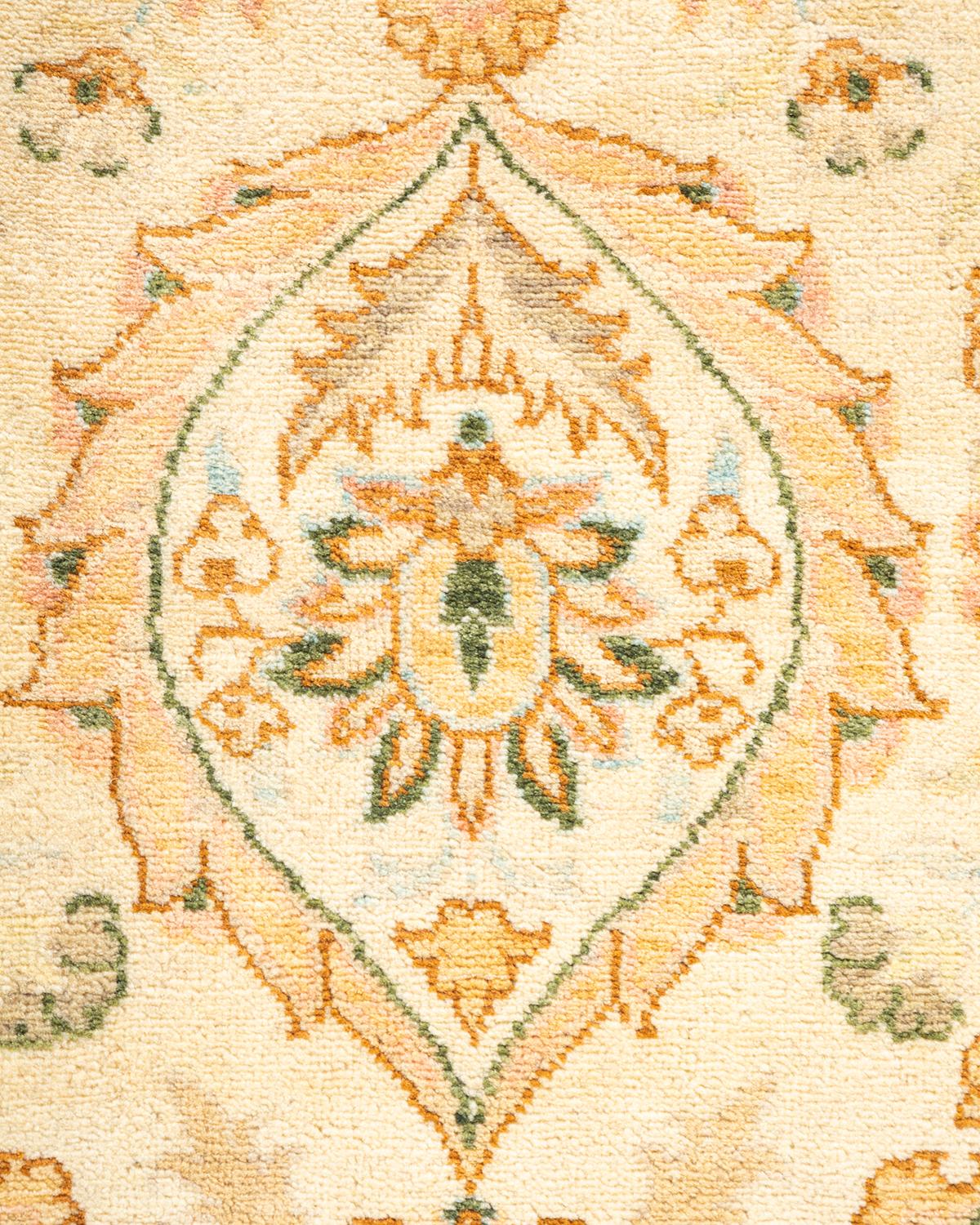 Pakistanais Tapis Mogul ivoire à fleurs noué à la main - Exemplaire unique en vente