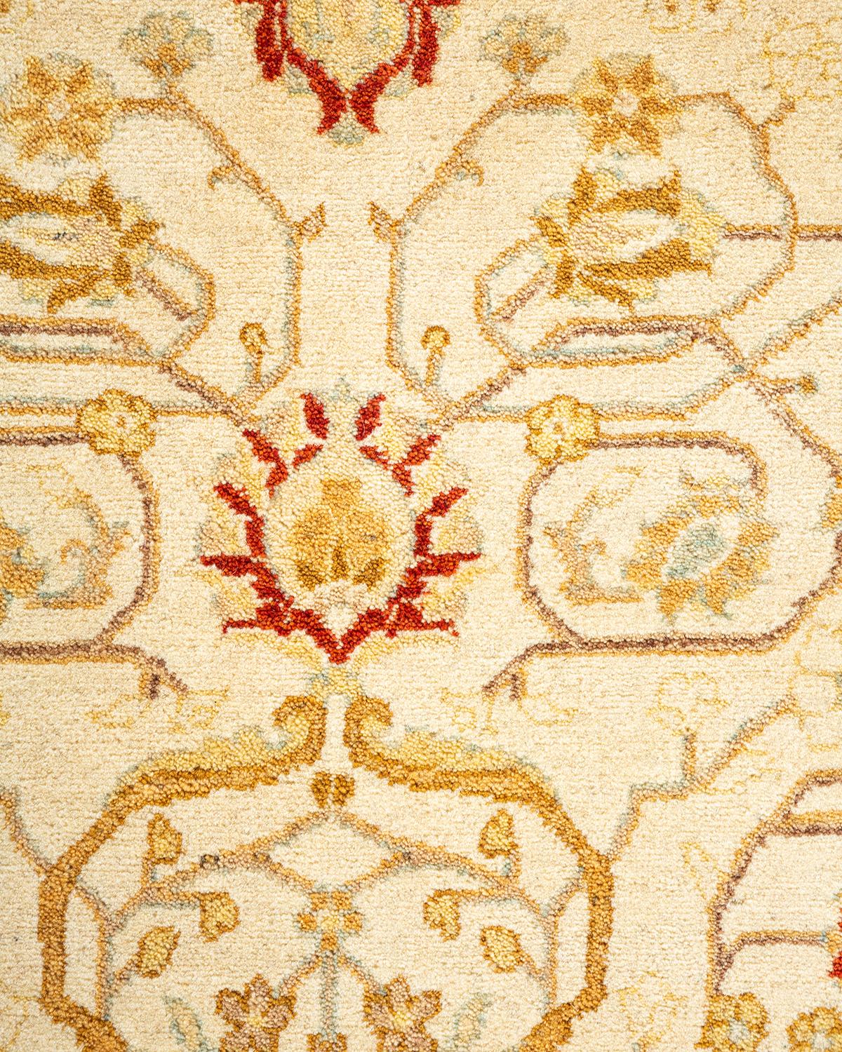 Pakistanais Tapis Mogul ivoire à fleurs noué à la main, unique en son genre en vente