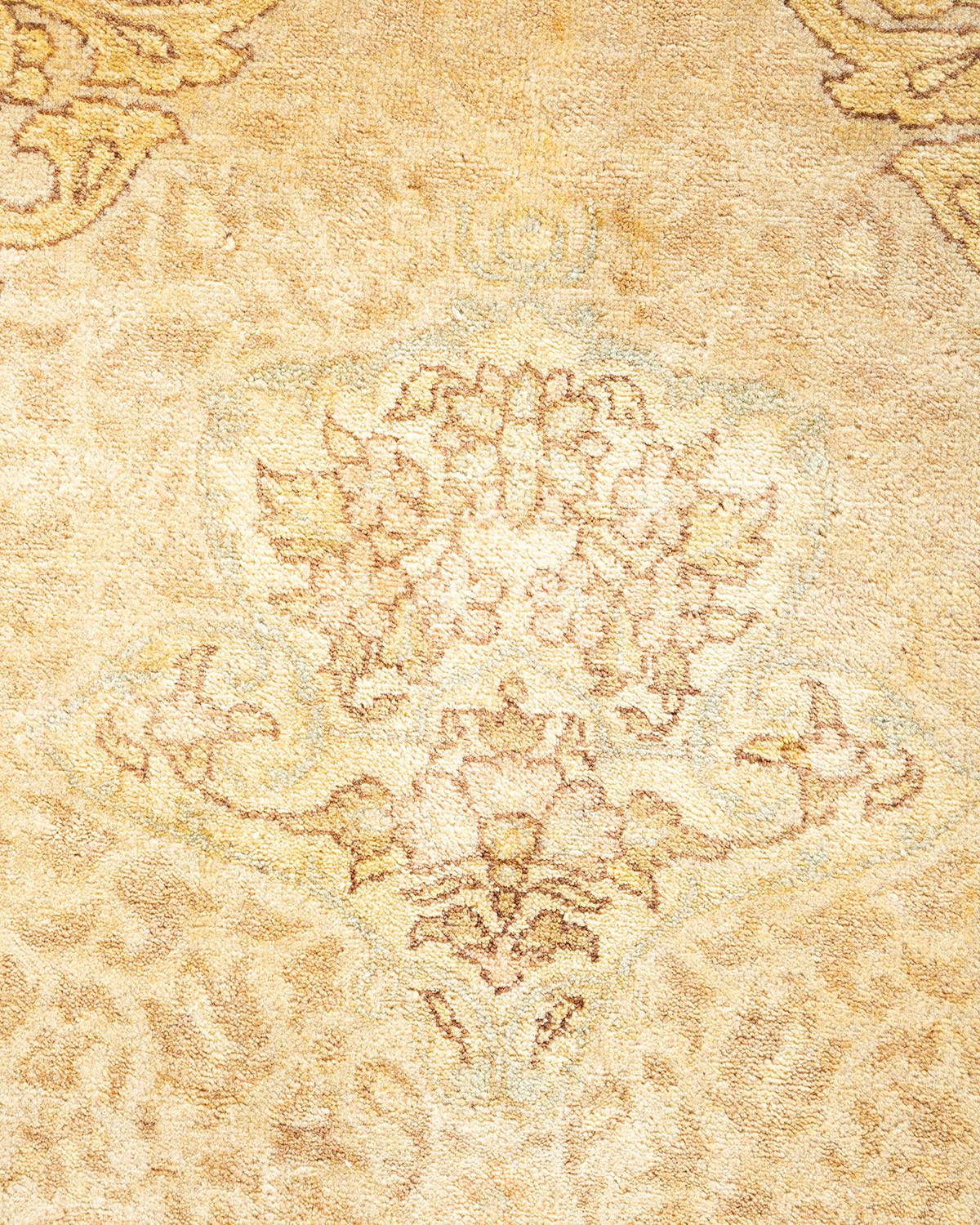 Pakistanais Tapis Mogul ivoire à fleurs noué à la main - Exemplaire unique en vente