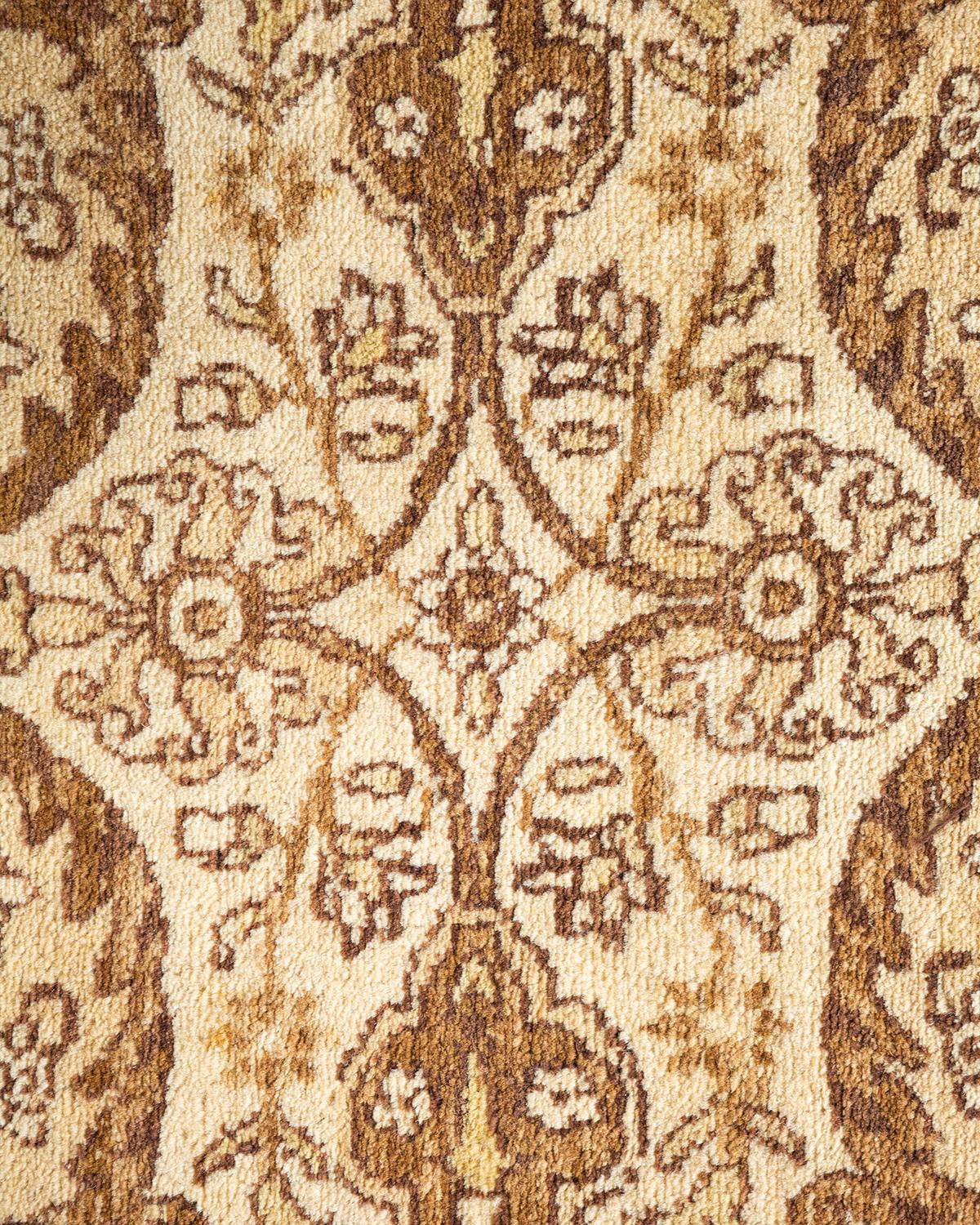 Pakistanais Tapis Mogul jaune à fleurs noué à la main, unique en son genre en vente