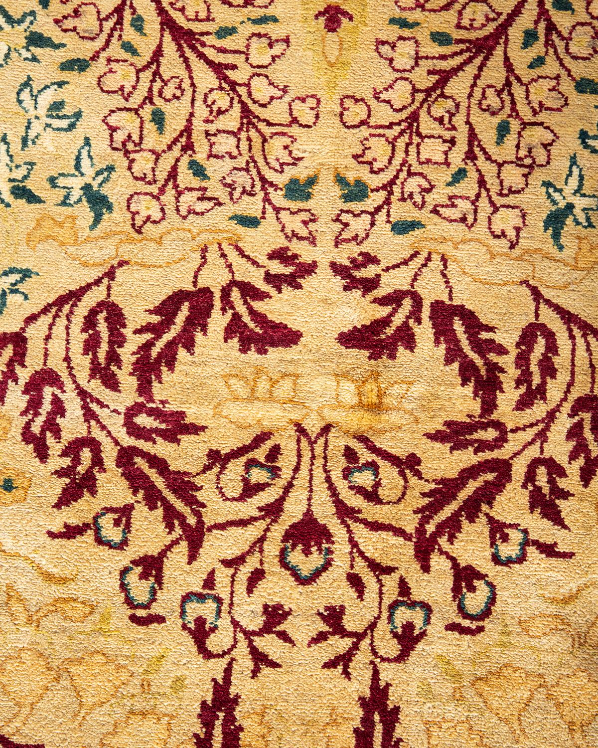 Pakistanais Tapis Mogul jaune à motifs floraux noués à la main, unique en son genre en vente