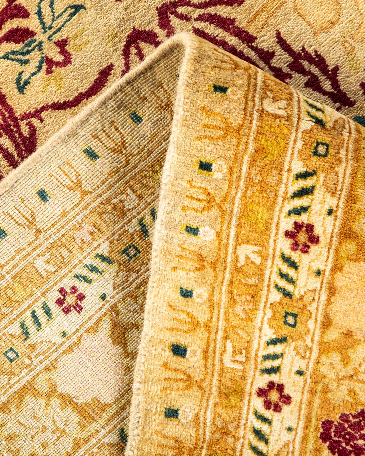 Laine Tapis Mogul jaune à motifs floraux noués à la main, unique en son genre en vente