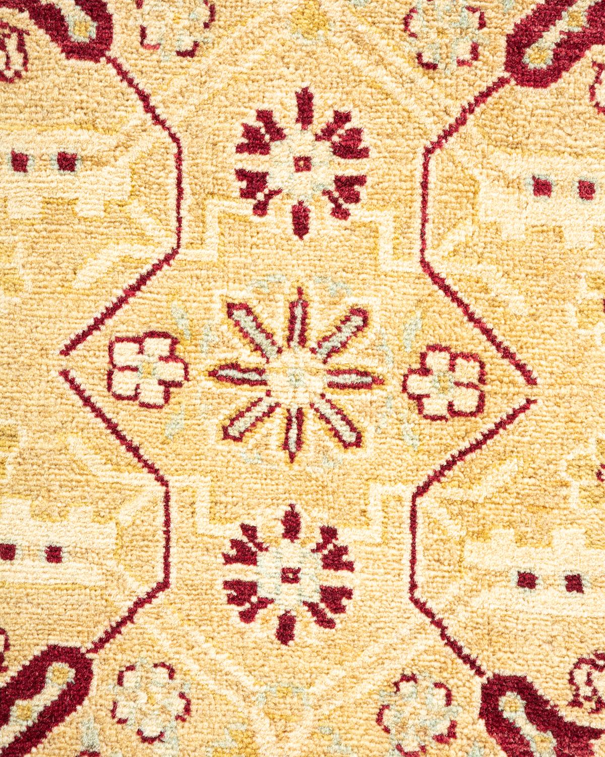 Pakistanais Tapis Mogul jaune à fleurs noué à la main, unique en son genre en vente
