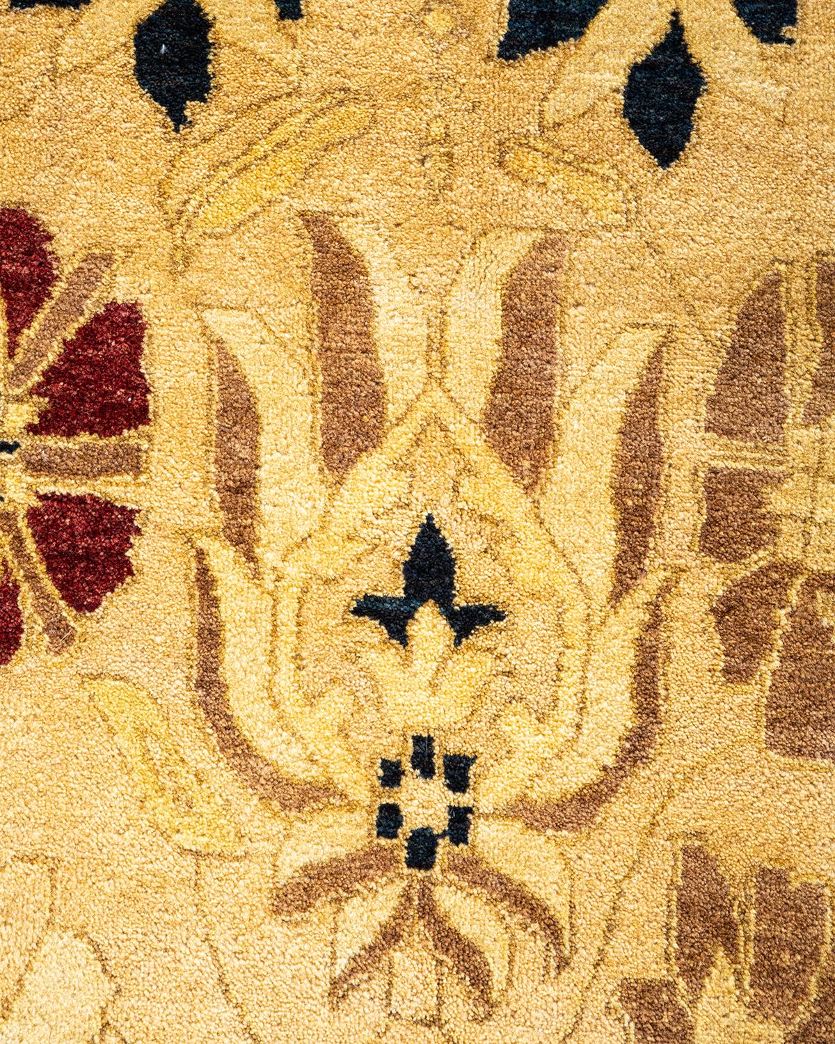 Pakistanais Tapis Mogul jaune à fleurs noué à la main, unique en son genre en vente